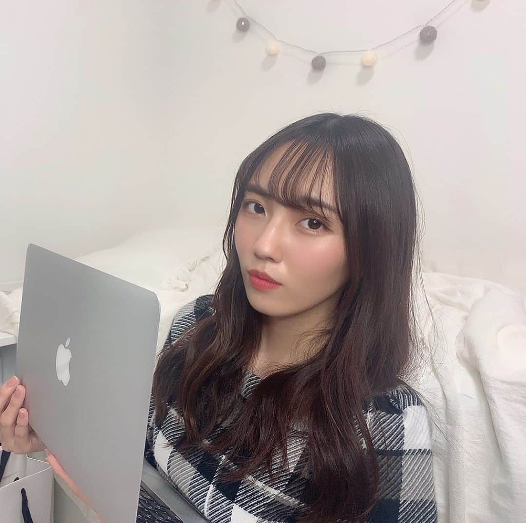 のインスタグラム：「YouTubeアップしました！サムネと少し違うバージョンの写真！  前回の動画から長い期間開いてしまってごめんなさい😔 PCやカメラと戦っておりました🔥  動画の最後にちょっとしたお知らせも入れてるので、まあ今回は自己満の強い動画ですけど楽しんでください😚💗  たくさんのコメントお待ちしてます！💌」