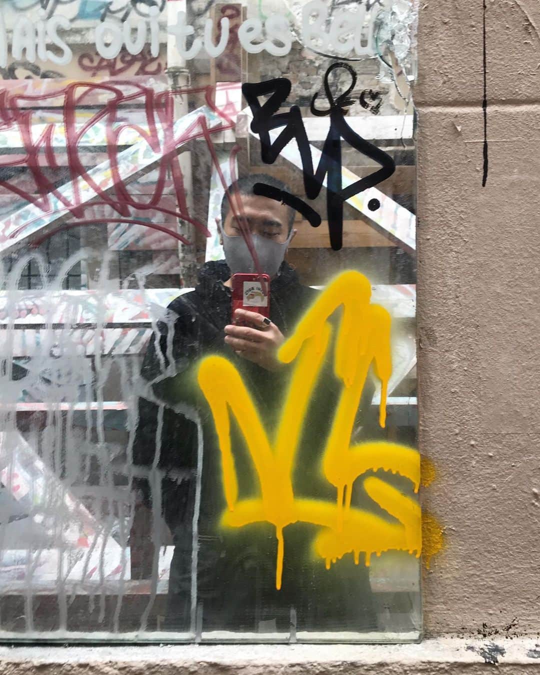 倉岡晋也のインスタグラム：「Standing ✔︎ Messy Paris, but I like it 元気です 坊主みたいな最近の倉岡 #Paris #パリ生活 #shinyakuraokaootd」