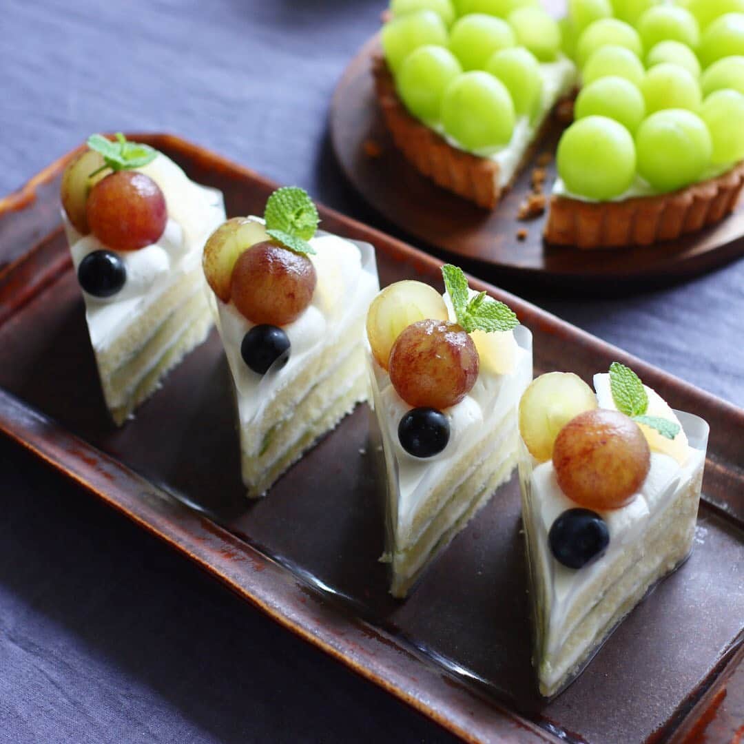 maiさんのインスタグラム写真 - (maiInstagram)「2020年9月30日 . 🎶おやつ菓子と冷蔵庫🎶 . 我が家の冷蔵庫、冷蔵室が野菜室の温度にしか下がらなくなり、今朝入れ替え作業をして、一息ついたところです😊  教室の冷蔵庫は別ですが、今栗でいっぱいで🌰助けにならならないし💦 でも今はすごいですね、電気は直前まで入れておいたままで良いです、とか食材も当日まで入れておけたり(だから当日が大変になっちゃったのですが💦)10年に一度くらいしか買い替えないもので当たり前の存在になってますが、そのありがたみを強く感じたこの頃でした。 . 9月に焼いたその他のおやつ、画像残っているものをまとめて投稿😊💚 ラズベリーとリコッタのマフィン、 レモンとココナッツクッキー、 ショートケーキはデモで何度も作りました。 . 明日からまた新たな気持ちで取り組めるよう、整理したいものはたくさんありますが(できずに終わるものだらけ💦)、とりあえず冷蔵庫入れ替えたら、安心して栗も追加できます。  その後は数回に分けて紅玉🍎がいっぱい届きます💚 タルトタタンの季節🍎 . . #手作りおやつ #ラズベリーマフィン #ショートケーキ #お菓子教室 #ミルガトー」9月30日 11時25分 - michoumama
