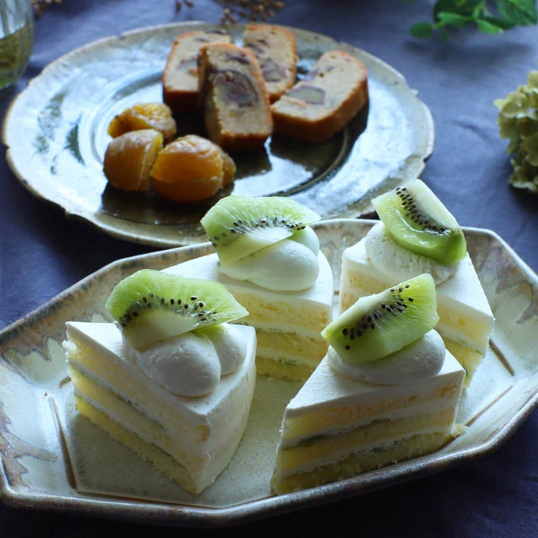 maiさんのインスタグラム写真 - (maiInstagram)「2020年9月30日 . 🎶おやつ菓子と冷蔵庫🎶 . 我が家の冷蔵庫、冷蔵室が野菜室の温度にしか下がらなくなり、今朝入れ替え作業をして、一息ついたところです😊  教室の冷蔵庫は別ですが、今栗でいっぱいで🌰助けにならならないし💦 でも今はすごいですね、電気は直前まで入れておいたままで良いです、とか食材も当日まで入れておけたり(だから当日が大変になっちゃったのですが💦)10年に一度くらいしか買い替えないもので当たり前の存在になってますが、そのありがたみを強く感じたこの頃でした。 . 9月に焼いたその他のおやつ、画像残っているものをまとめて投稿😊💚 ラズベリーとリコッタのマフィン、 レモンとココナッツクッキー、 ショートケーキはデモで何度も作りました。 . 明日からまた新たな気持ちで取り組めるよう、整理したいものはたくさんありますが(できずに終わるものだらけ💦)、とりあえず冷蔵庫入れ替えたら、安心して栗も追加できます。  その後は数回に分けて紅玉🍎がいっぱい届きます💚 タルトタタンの季節🍎 . . #手作りおやつ #ラズベリーマフィン #ショートケーキ #お菓子教室 #ミルガトー」9月30日 11時25分 - michoumama