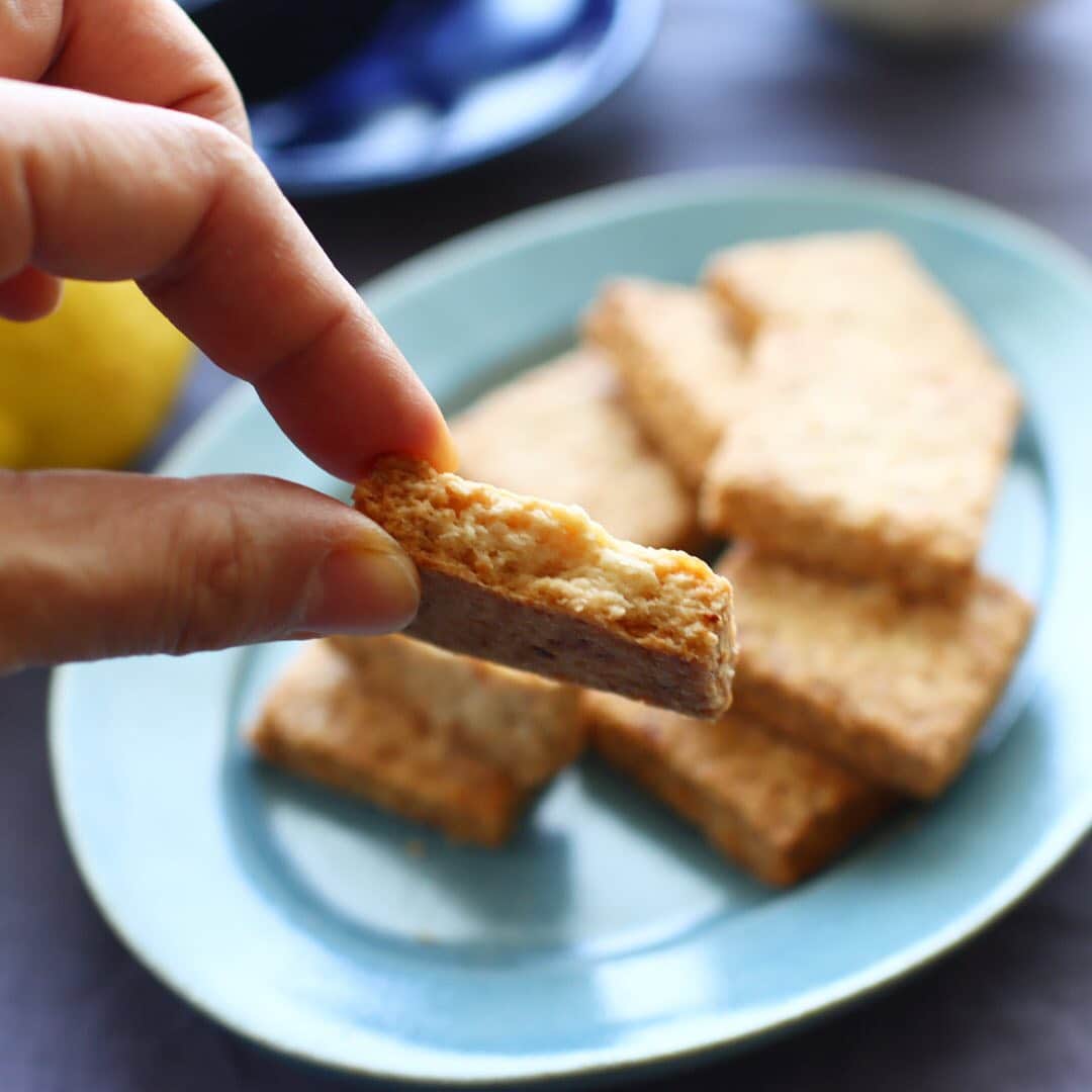 maiさんのインスタグラム写真 - (maiInstagram)「2020年9月30日 . 🎶おやつ菓子と冷蔵庫🎶 . 我が家の冷蔵庫、冷蔵室が野菜室の温度にしか下がらなくなり、今朝入れ替え作業をして、一息ついたところです😊  教室の冷蔵庫は別ですが、今栗でいっぱいで🌰助けにならならないし💦 でも今はすごいですね、電気は直前まで入れておいたままで良いです、とか食材も当日まで入れておけたり(だから当日が大変になっちゃったのですが💦)10年に一度くらいしか買い替えないもので当たり前の存在になってますが、そのありがたみを強く感じたこの頃でした。 . 9月に焼いたその他のおやつ、画像残っているものをまとめて投稿😊💚 ラズベリーとリコッタのマフィン、 レモンとココナッツクッキー、 ショートケーキはデモで何度も作りました。 . 明日からまた新たな気持ちで取り組めるよう、整理したいものはたくさんありますが(できずに終わるものだらけ💦)、とりあえず冷蔵庫入れ替えたら、安心して栗も追加できます。  その後は数回に分けて紅玉🍎がいっぱい届きます💚 タルトタタンの季節🍎 . . #手作りおやつ #ラズベリーマフィン #ショートケーキ #お菓子教室 #ミルガトー」9月30日 11時25分 - michoumama