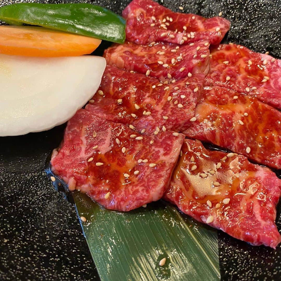 どさけんさんのインスタグラム写真 - (どさけんInstagram)「昨日のランチは気軽にお肉が食べたかったので「カルビ大陸 小野田店」さんへ行って来ました！  ランチのお得感が凄い！  「大陸上カルビランチ」をチョイス！  お肉にサラダ、スープにご飯が付いて1130円！  更にご飯とスープはおかわり無料！  一緒に行った社員さんは「石焼きビビンバランチ」880円！  とてもリーズナブル！  お肉はとても柔らかくタレとの相性がばっちりでご飯がススム！  もちろんご飯おかわり！1切れで1杯いく勢いで食べてしまいました。  大満足のランチになりました！  最後にびっくり！この日は29日！肉の日ということで半額チケットバックゲット！  めちゃくちゃお得なランチになりました！  みなさんもぜひにー！  #山陽小野田市 #スマイルシティ #カルビ大陸 #お得にランチ #気軽に焼肉 #肉の日 #チケットバック #次もお得 #引っ越しました #どさけん #猫のいるくらし」9月30日 11時34分 - dosaken101