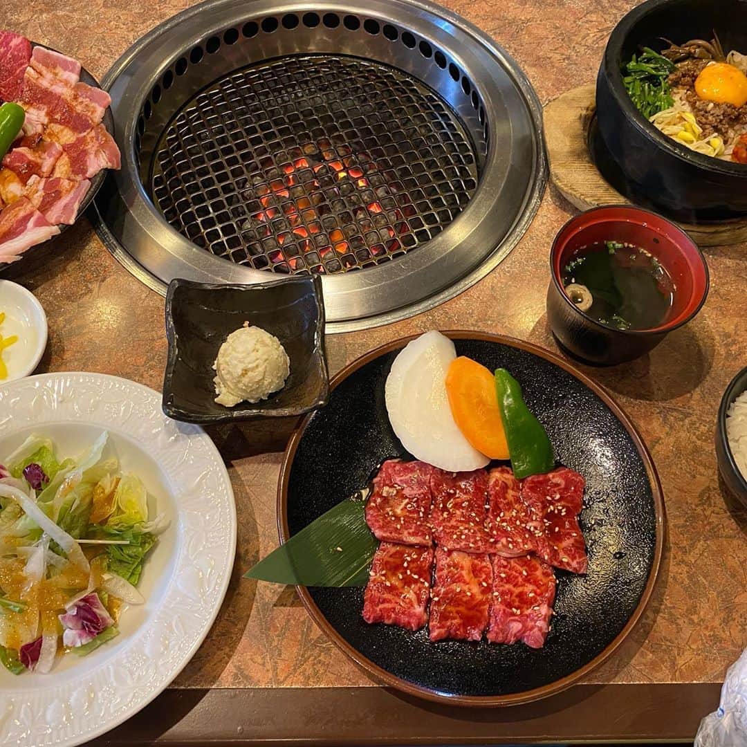 どさけんさんのインスタグラム写真 - (どさけんInstagram)「昨日のランチは気軽にお肉が食べたかったので「カルビ大陸 小野田店」さんへ行って来ました！  ランチのお得感が凄い！  「大陸上カルビランチ」をチョイス！  お肉にサラダ、スープにご飯が付いて1130円！  更にご飯とスープはおかわり無料！  一緒に行った社員さんは「石焼きビビンバランチ」880円！  とてもリーズナブル！  お肉はとても柔らかくタレとの相性がばっちりでご飯がススム！  もちろんご飯おかわり！1切れで1杯いく勢いで食べてしまいました。  大満足のランチになりました！  最後にびっくり！この日は29日！肉の日ということで半額チケットバックゲット！  めちゃくちゃお得なランチになりました！  みなさんもぜひにー！  #山陽小野田市 #スマイルシティ #カルビ大陸 #お得にランチ #気軽に焼肉 #肉の日 #チケットバック #次もお得 #引っ越しました #どさけん #猫のいるくらし」9月30日 11時34分 - dosaken101