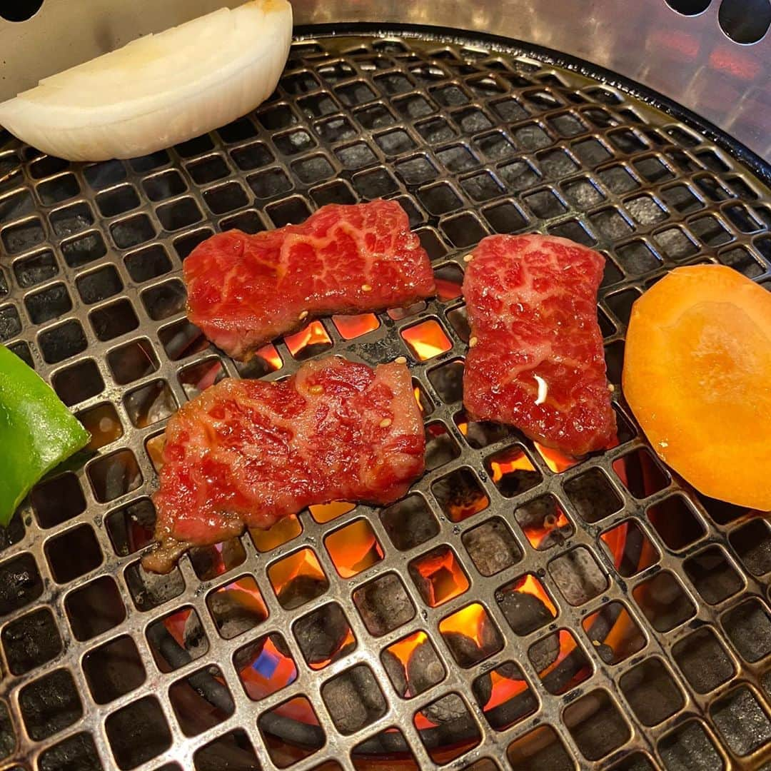 どさけんさんのインスタグラム写真 - (どさけんInstagram)「昨日のランチは気軽にお肉が食べたかったので「カルビ大陸 小野田店」さんへ行って来ました！  ランチのお得感が凄い！  「大陸上カルビランチ」をチョイス！  お肉にサラダ、スープにご飯が付いて1130円！  更にご飯とスープはおかわり無料！  一緒に行った社員さんは「石焼きビビンバランチ」880円！  とてもリーズナブル！  お肉はとても柔らかくタレとの相性がばっちりでご飯がススム！  もちろんご飯おかわり！1切れで1杯いく勢いで食べてしまいました。  大満足のランチになりました！  最後にびっくり！この日は29日！肉の日ということで半額チケットバックゲット！  めちゃくちゃお得なランチになりました！  みなさんもぜひにー！  #山陽小野田市 #スマイルシティ #カルビ大陸 #お得にランチ #気軽に焼肉 #肉の日 #チケットバック #次もお得 #引っ越しました #どさけん #猫のいるくらし」9月30日 11時34分 - dosaken101