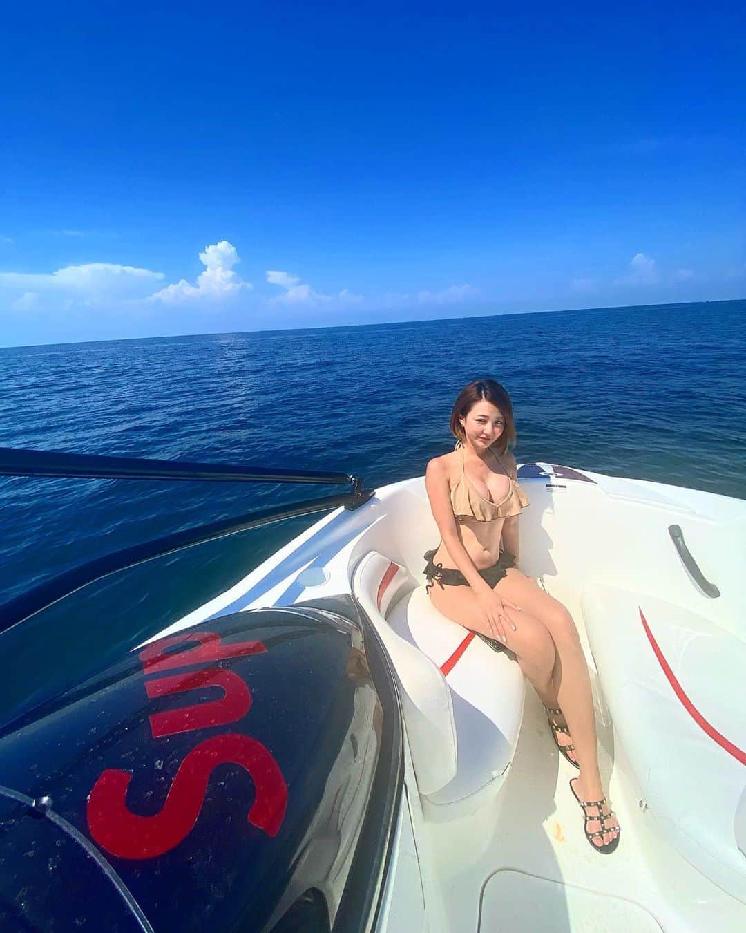 のインスタグラム：「可愛い船🚢 　 　 #supreme #水着 #valentino」