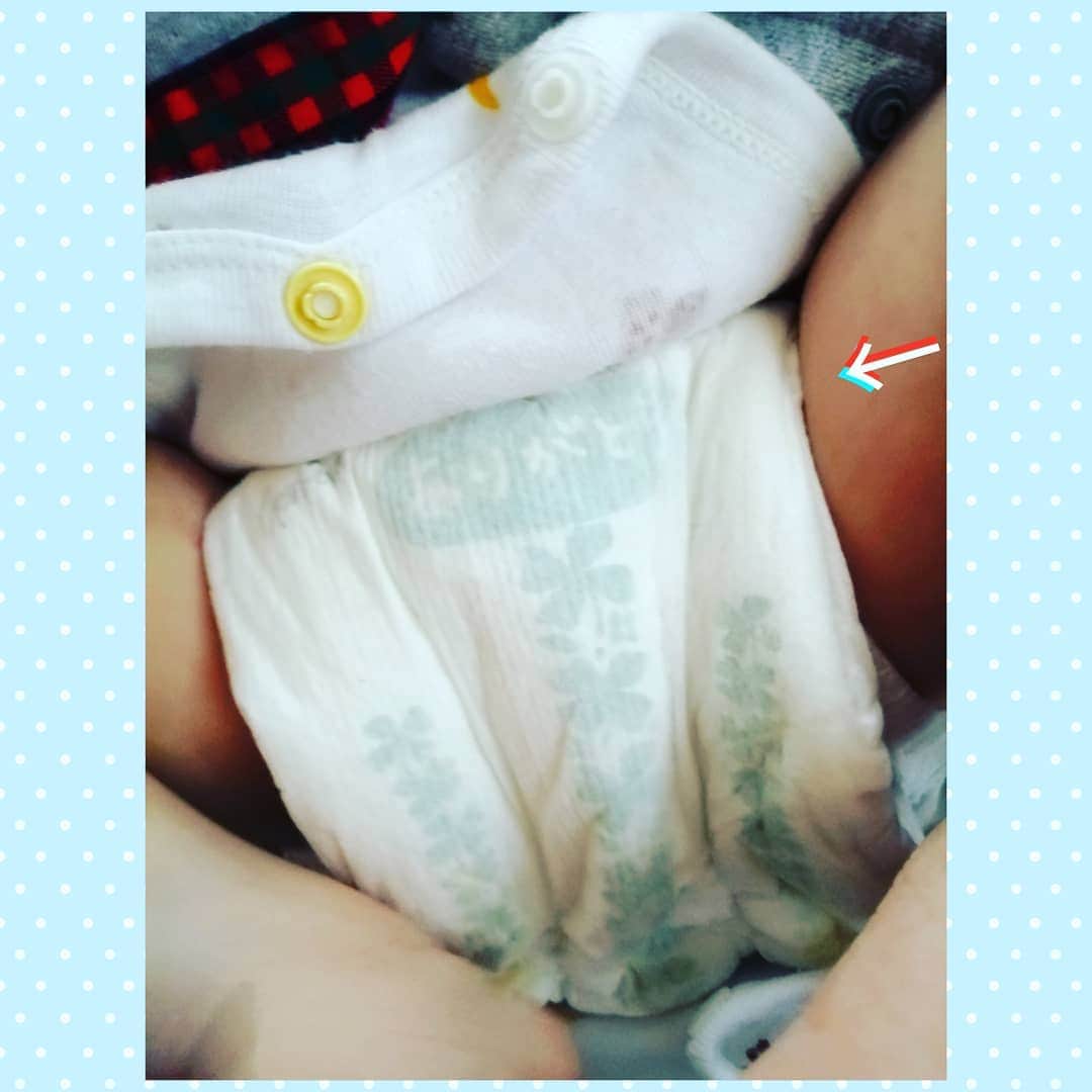 堺瞳のインスタグラム：「おしっこの位置によって 絵柄が出る最新オムツ、すごい✨  1歳になった娘から（笑） こちらこそありがとう🌸  ※お食事中の方、すみません！ #オムツ #1歳 #ムーニー #ママリ」