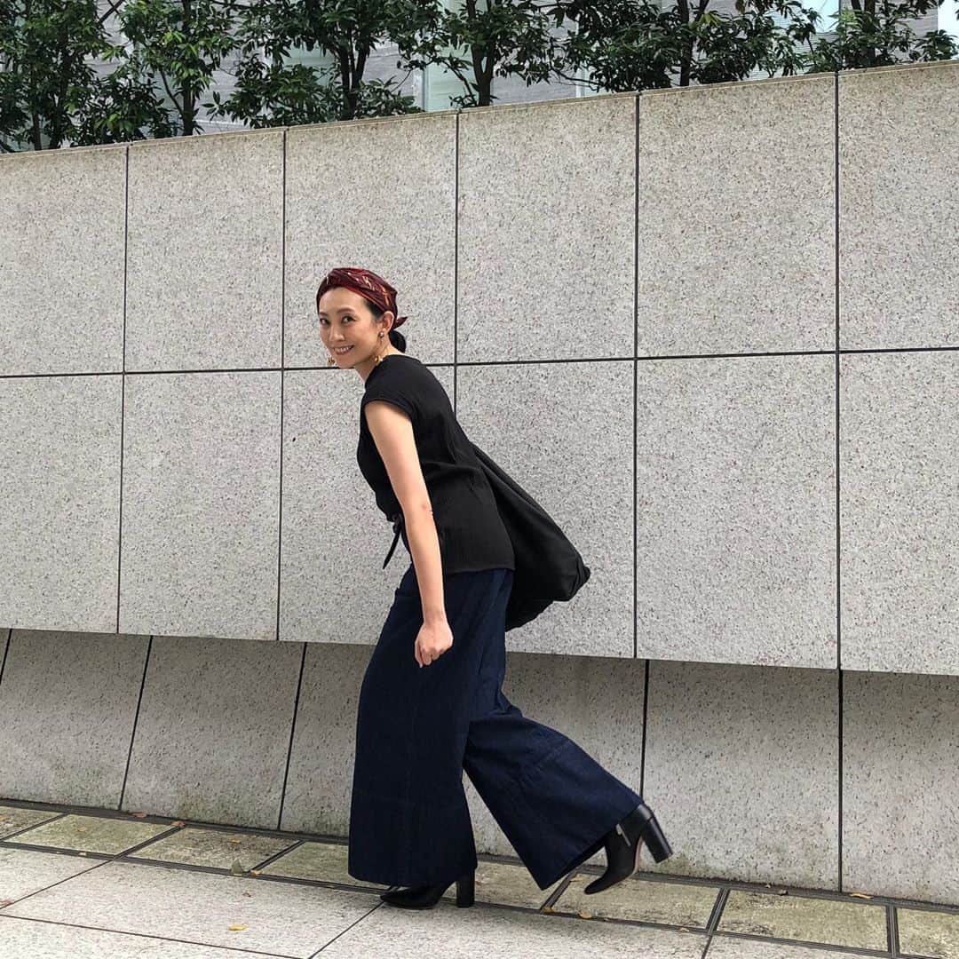 田中美里のインスタグラム：「友人にスカーフの簡単な巻き方を教えてもらいました。  帽子をどうしても外さなければならない時にペタッとしてしまう髪にもカバーできてすごく便利。  最近は常に持ち歩いてます。  #スカーフ  #スカーフアレンジヘア   #撮影時のみマスク外しています  あと、久しぶりに一目惚れしてデニムを購入しました。  #denim  @johnbull_private_labo」
