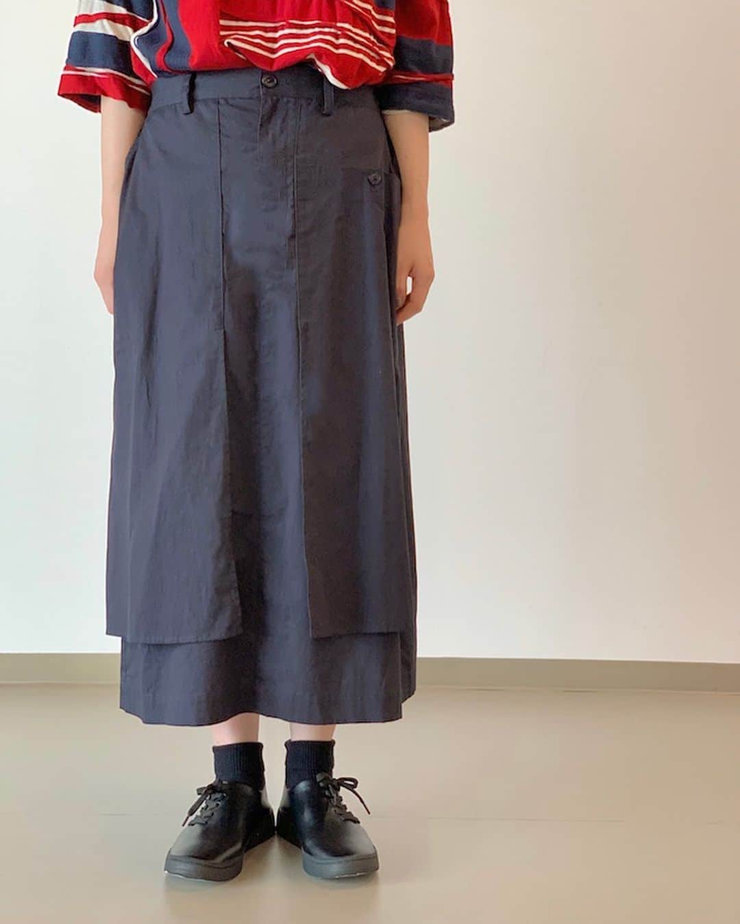 ネ・ネットのインスタグラム：「■ HIGH COUNT TWILL﻿ ﻿ 程よいストレッチ性のあるコットンツイル素材のボトムシリーズが登場。適度なハリがありながら動きやすく、さりげない光沢感のある表情がきれいめカジュアルなスタイリングにおすすめです。 ﻿ ﻿ エプロン風に2重になったフロントデザインがポイントのミモレ丈スカートには、左右アシンメトリーなポケットがついているのがポイント。 テーパードパンツは、後ろ脇から続いたタックやポケット、裾のサイドベンツなど、ゆったりした腰回りに対して全体がすっきりまとまる仕様に仕上げました。﻿ ﻿ ----------------------﻿ ﻿  <予約アイテム10%OFF＋アウター10倍ポイント>﻿ ネ・ネットより日頃の感謝の気持ちをこめて、ネ・ネットのアイテムをご予約頂いた方はお会計時に10%OFF。また、10月1日（木）10:00までに9月-11月お届けのアウターをご予約頂いた方にはA-net membership POINTを通常1%とのところ、10倍の10%ポイントを差し上げます。ぜひこの機会にご利用ください。﻿ ﻿ ※全国のネ・ネット直営SHOP / official online store HUMOR限定の企画です。﻿ ※詳しくはofficial online store HUMORをご覧くださいませ。﻿ ﻿ ----------------------﻿ ﻿ #ネネット #nenet #新作 #new #autumn #winter #2020 #collection #fashion #tokyo #japan #pants #skirt」