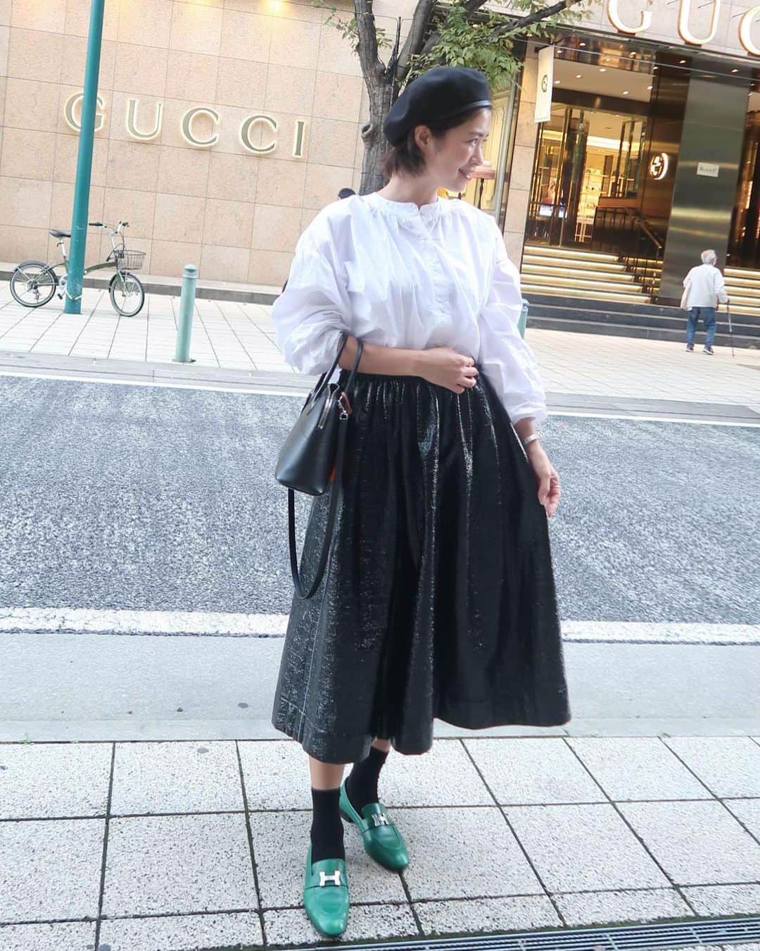 のインスタグラム：「. . 奇抜だけど気に入ってるスカートとシューズ♡ . まだまだ暑くてＴシャツにビーサンで いたい気持ちありだけど、 頑張ってシャツ着ております😝笑 . #ootd#marni#hermes#unik」