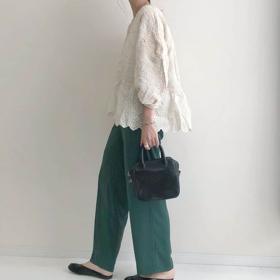 DHOLIC SNAPのインスタグラム：「@haru_wearさんの#dholicsnap⁠ 　⁠ TOPS：@dholic_official⁠ 　⁠ 【LADIES+】⁠ #刺繍アイレットレースブラウス⁠ 全1色￥4,587(税込)⁠ 　⁠ みなさんもぜひ#dholicsnap をつけて⁠ コーディネートを投稿してください📸💕⁠ 　⁠ ※上記以外のご着用アイテムにつきましては品切れ商品、または、私物となります。⁠ 　⁠ #DHOLIC#dholicism#fashion#ootd⁠ #プチプラコーデ#今日のコーデ#今日の服⁠ #ブラウス#ブラウスコーデ#レースブラウス⁠ #シンプルコーデ#レーストップス#きれいめカジュアル」