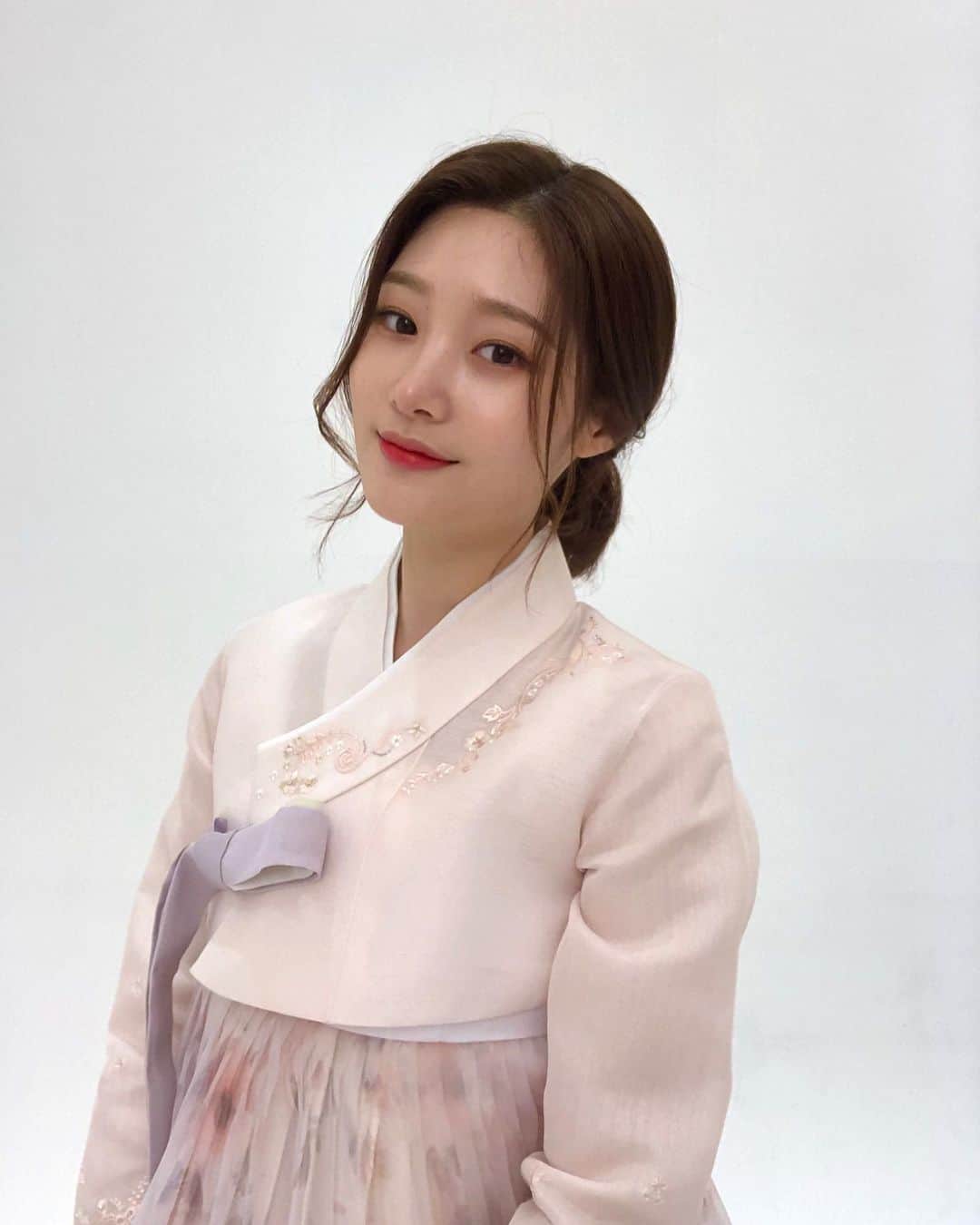 DIAのインスタグラム：「⠀ [💝] ⠀ 2020 추석도 채연이와 함께❣️ ⠀ ‪#DIA‬ ‪#다이아‬ ‪#CHAEYEON #채연」