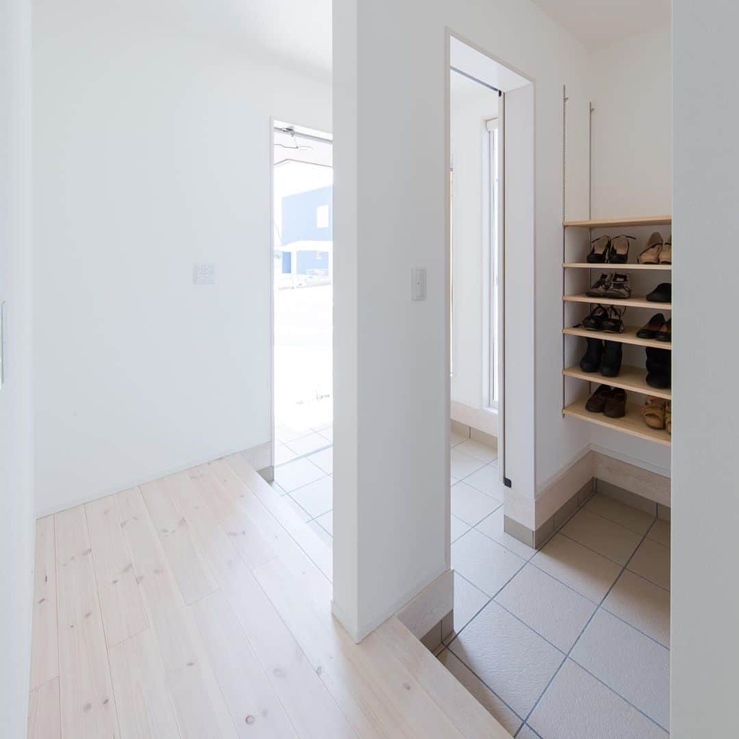 ルポハウス一級建築士事務所さんのインスタグラム写真 - (ルポハウス一級建築士事務所Instagram)「・ ・ ・ 繊細な質感のタイルはホワイトの床にぴったり。 ・ 空間をうまく利用した可動棚は、たっぷりの収納量で、余裕があるシューズクロークに。 ・ ・ ・ 𓐌𓐌𓐌𓐌𓐌𓐌𓐌𓐌𓐌𓐌𓐌𓐌𓐌𓐌𓐌𓐌𓐌𓐌  ルポハウスの施工事例はこちらまで☞ @reposhouse  𓐌𓐌𓐌𓐌𓐌𓐌𓐌𓐌𓐌𓐌𓐌𓐌𓐌𓐌𓐌𓐌𓐌𓐌 #ルポハウス は#ちょっとかっこいい家 を"友人のために" という思いでつくっています。 一生に一度の#マイホーム。 「あなたにしかできない」×「ルポハウスだからできる」で、 私たちだけの#家づくり を思いっきり楽しんでみませんか？！ ・ ・ ・ #外観 #住宅 #注文住宅 #新築一戸建て #住まい #シンプルな暮らし #デザイナーズ住宅 #一級建築士事務所 #設計事務所 #design #simple #滋賀 #大津 #草津#シューズクローク #玄関インテリア #リクシルタイル #陶絣#可動棚#可動棚収納」9月30日 11時55分 - reposhouse