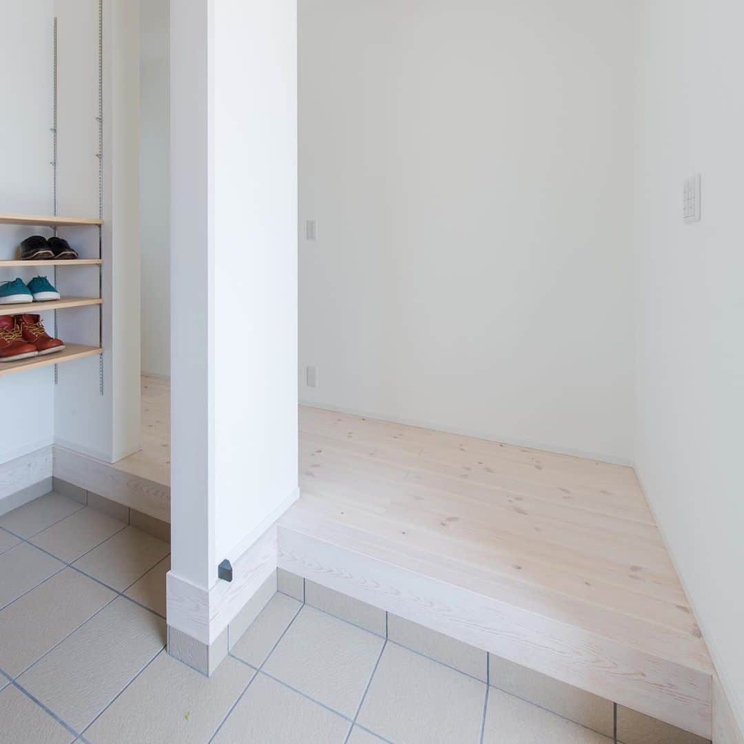 ルポハウス一級建築士事務所さんのインスタグラム写真 - (ルポハウス一級建築士事務所Instagram)「・ ・ ・ 繊細な質感のタイルはホワイトの床にぴったり。 ・ 空間をうまく利用した可動棚は、たっぷりの収納量で、余裕があるシューズクロークに。 ・ ・ ・ 𓐌𓐌𓐌𓐌𓐌𓐌𓐌𓐌𓐌𓐌𓐌𓐌𓐌𓐌𓐌𓐌𓐌𓐌  ルポハウスの施工事例はこちらまで☞ @reposhouse  𓐌𓐌𓐌𓐌𓐌𓐌𓐌𓐌𓐌𓐌𓐌𓐌𓐌𓐌𓐌𓐌𓐌𓐌 #ルポハウス は#ちょっとかっこいい家 を"友人のために" という思いでつくっています。 一生に一度の#マイホーム。 「あなたにしかできない」×「ルポハウスだからできる」で、 私たちだけの#家づくり を思いっきり楽しんでみませんか？！ ・ ・ ・ #外観 #住宅 #注文住宅 #新築一戸建て #住まい #シンプルな暮らし #デザイナーズ住宅 #一級建築士事務所 #設計事務所 #design #simple #滋賀 #大津 #草津#シューズクローク #玄関インテリア #リクシルタイル #陶絣#可動棚#可動棚収納」9月30日 11時55分 - reposhouse