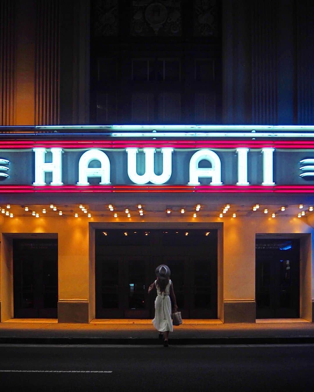 shihoのインスタグラム：「🖤🌺🖤🌺🖤 ・ 夜の雰囲気も大すきなハワイシアター。 周りが暗い分HAWAIIのネオンが とっても綺麗に輝いてうっとり♡ 昼と夜でガラリと雰囲気が変わるから 次回も両方の景色をまた見たい🥰✨ ・ #hawaii#islandofoahu#oahu#ハワイ#trip #オアフ島#travel#loco_hawaii#travel_jp #funtorip#タビジョ#旅MUSE#genic_travel #genic_mag#たびねす#旅行#genic_hawaii #hawaiitheater#downtown#town#oahuhawaii #tabijyomap_hawaii#lealeahawaii#2020」