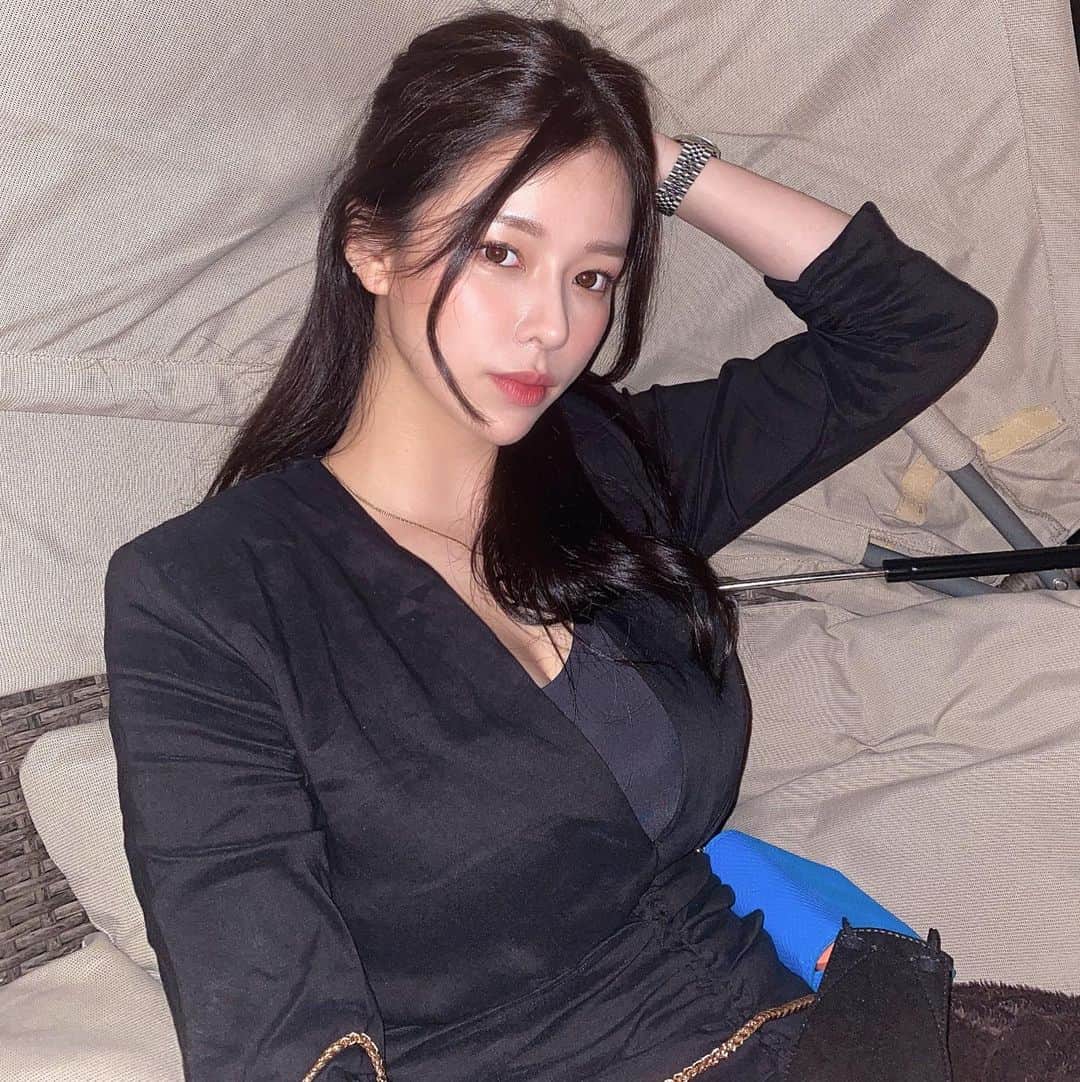 クォン・スジョンのインスタグラム：「(이벤트있음)🎉 어제가 위뷰티 마지막 관리 였는데 제 생일인거 아시구 무려... 20회 무료 추가 관리를 선물로 받았다아....... 몇년째 다니니 이런일도😍... 그리고 다이렉트로 축하 메세지와 그리고 기프티콘을 넘치게 보내주셔서 저도 보답 하고싶은데....🙈 추석때 혹시나 집에 안가시고 혼자 계시는분? 손손🤚🏻!!!!!!!!!!!!!!!!   #위뷰티 #경락관리 #작은얼굴관리 #댓글이벤트 #해피추석」