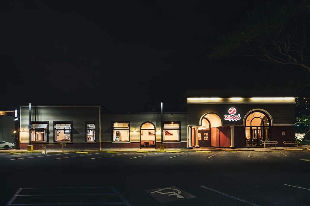 Zippy's Restaurantsのインスタグラム：「Our Vineyard location is closing early tonight and tomorrow night at 9 pm due to roadwork on Mauna Kea Street. We apologize for any inconvenience.」
