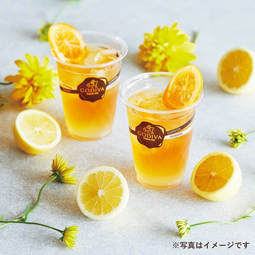 GODIVAさんのインスタグラム写真 - (GODIVAInstagram)「レモネードがチョコレートに合うってご存知ですか？🍋  ゴディバのアイスレモネードティーは、ポートランド発のスペシャリティ・ティーに特化した職人集団『スミス・ティーメーカー』 @smithtea_japan が厳選した上質な茶葉を使用したアイスティーにレモンベースを加えたフルーティーで爽やかな味わいです。 オレンジスライスを添えて、見た目も華やかです🍹  取扱店舗 https://bit.ly/2EbIxTo  #ゴディバ #アイスティー #レモネード #紅茶 #新発売 #ご褒美 #リフレッシュ #godiva #tea #icetea #lemonade #selftreat #refresh」9月30日 12時00分 - godiva_japan