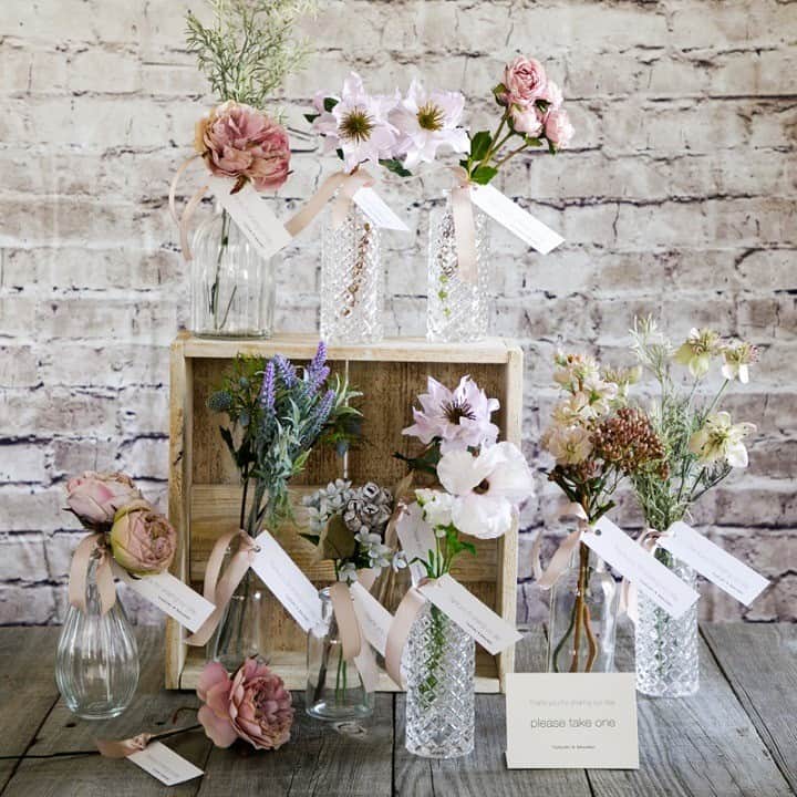 ゼクシィさんのインスタグラム写真 - (ゼクシィInstagram)「【一輪挿しギフトをDIY🌹✨】 . 今回はウエルカムスペースの装飾も兼ねられる、 一輪挿しのプチギフトをご紹介😉 パーティ会場の雰囲気を彩りつつ、最後にはプチギフトとして ゲストへプレゼントできる優秀アイテム🎁 そのまま自宅に飾れるギフトは、 ゲスト自身に選んでもらうのも楽しい演出に💓 . ＜材料＞ ●細めの瓶 必要な個数 （掘り出し物が100円ショップに多数！） ●好みの造花 or ドライフラワー 適量 （ボリュームがある花は小分けで使えます） ●タグを印刷する紙　　 （印刷できる範囲でなるべく厚手にすると高級感UP） ●タグを結ぶリボン 瓶と同じ本数（25～30cm／1本）  ＜道具＞ ●プリンター ●カッター＆カッターマット ●30cm定規 ●穴開けパンチ . HOWTOの詳細は#ゼクシィアプリ 記事にて📖💕 「【一輪挿しギフトをDIY】かんたん手作りでセンスアップWedding vol.1」 . . +♥+:;;;:+♥+:;;;:+♥+:;;;:+♥+:;;;:+♥+:;;;:+♥ . プロポーズから結婚式まで素敵なお写真募集中📸 . ゼクシィ公式アカウントでお写真を紹介してみませんか？ 【#ゼクシィ2020】 を付けて投稿してください💌 . +♥+:;;;:+♥+:;;;:+♥+:;;;:+♥+:;;;:+♥+:;;;:+♥ . ▼公式アプリもCHECKしてね ゼクシィアプリはURLから🙌 @zexyrecruit  #ウェルカムスペース#ウェルカムアイテム#ウェルカムアイテムdiy#ウェルカム小物#ウェルカム小物diy _ #ウェルカムスペース装飾#ウェルカムスペースアイテム#花嫁diy#結婚式アイテムdiy#ウェルカムボード#ウェディングフォト#フォトディスプレイ#結婚式アイテム#一輪挿し _ #ウェルカムスペース手作り#ウェルカムスペースグッズ#ウェルカムスペース準備#結婚準備#結婚式準備#全国のプレ花嫁さんと繋がりたい#日本中のプレ花嫁さんと繋がりたい#手作りウェルカムスペース#2020冬婚#2020秋婚 _ #2021春婚#ゼクシィ#ちーむゼクシィ#幸せが動きだしたらゼクシィ」9月30日 12時00分 - zexyrecruit