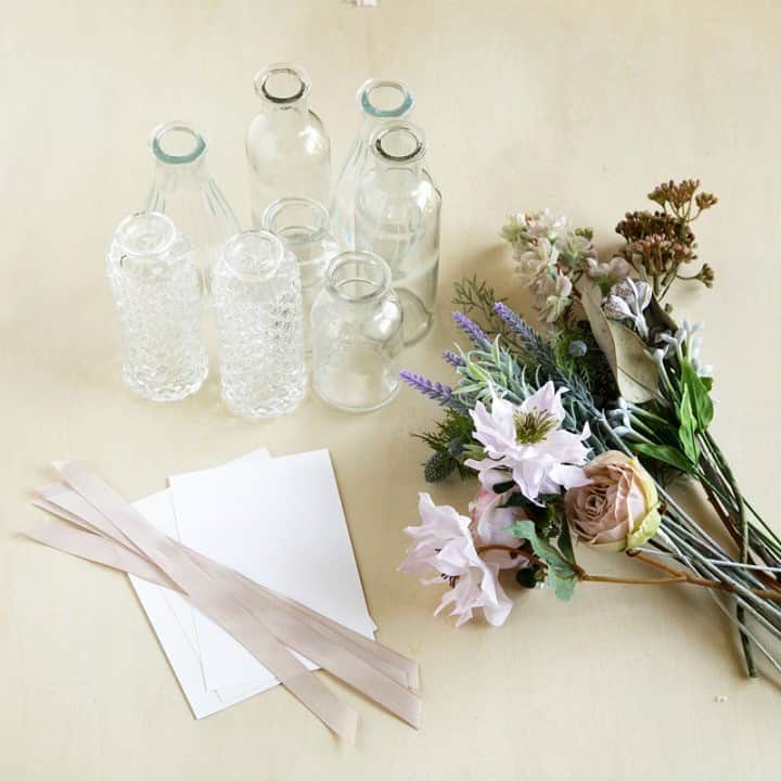 ゼクシィさんのインスタグラム写真 - (ゼクシィInstagram)「【一輪挿しギフトをDIY🌹✨】 . 今回はウエルカムスペースの装飾も兼ねられる、 一輪挿しのプチギフトをご紹介😉 パーティ会場の雰囲気を彩りつつ、最後にはプチギフトとして ゲストへプレゼントできる優秀アイテム🎁 そのまま自宅に飾れるギフトは、 ゲスト自身に選んでもらうのも楽しい演出に💓 . ＜材料＞ ●細めの瓶 必要な個数 （掘り出し物が100円ショップに多数！） ●好みの造花 or ドライフラワー 適量 （ボリュームがある花は小分けで使えます） ●タグを印刷する紙　　 （印刷できる範囲でなるべく厚手にすると高級感UP） ●タグを結ぶリボン 瓶と同じ本数（25～30cm／1本）  ＜道具＞ ●プリンター ●カッター＆カッターマット ●30cm定規 ●穴開けパンチ . HOWTOの詳細は#ゼクシィアプリ 記事にて📖💕 「【一輪挿しギフトをDIY】かんたん手作りでセンスアップWedding vol.1」 . . +♥+:;;;:+♥+:;;;:+♥+:;;;:+♥+:;;;:+♥+:;;;:+♥ . プロポーズから結婚式まで素敵なお写真募集中📸 . ゼクシィ公式アカウントでお写真を紹介してみませんか？ 【#ゼクシィ2020】 を付けて投稿してください💌 . +♥+:;;;:+♥+:;;;:+♥+:;;;:+♥+:;;;:+♥+:;;;:+♥ . ▼公式アプリもCHECKしてね ゼクシィアプリはURLから🙌 @zexyrecruit  #ウェルカムスペース#ウェルカムアイテム#ウェルカムアイテムdiy#ウェルカム小物#ウェルカム小物diy _ #ウェルカムスペース装飾#ウェルカムスペースアイテム#花嫁diy#結婚式アイテムdiy#ウェルカムボード#ウェディングフォト#フォトディスプレイ#結婚式アイテム#一輪挿し _ #ウェルカムスペース手作り#ウェルカムスペースグッズ#ウェルカムスペース準備#結婚準備#結婚式準備#全国のプレ花嫁さんと繋がりたい#日本中のプレ花嫁さんと繋がりたい#手作りウェルカムスペース#2020冬婚#2020秋婚 _ #2021春婚#ゼクシィ#ちーむゼクシィ#幸せが動きだしたらゼクシィ」9月30日 12時00分 - zexyrecruit