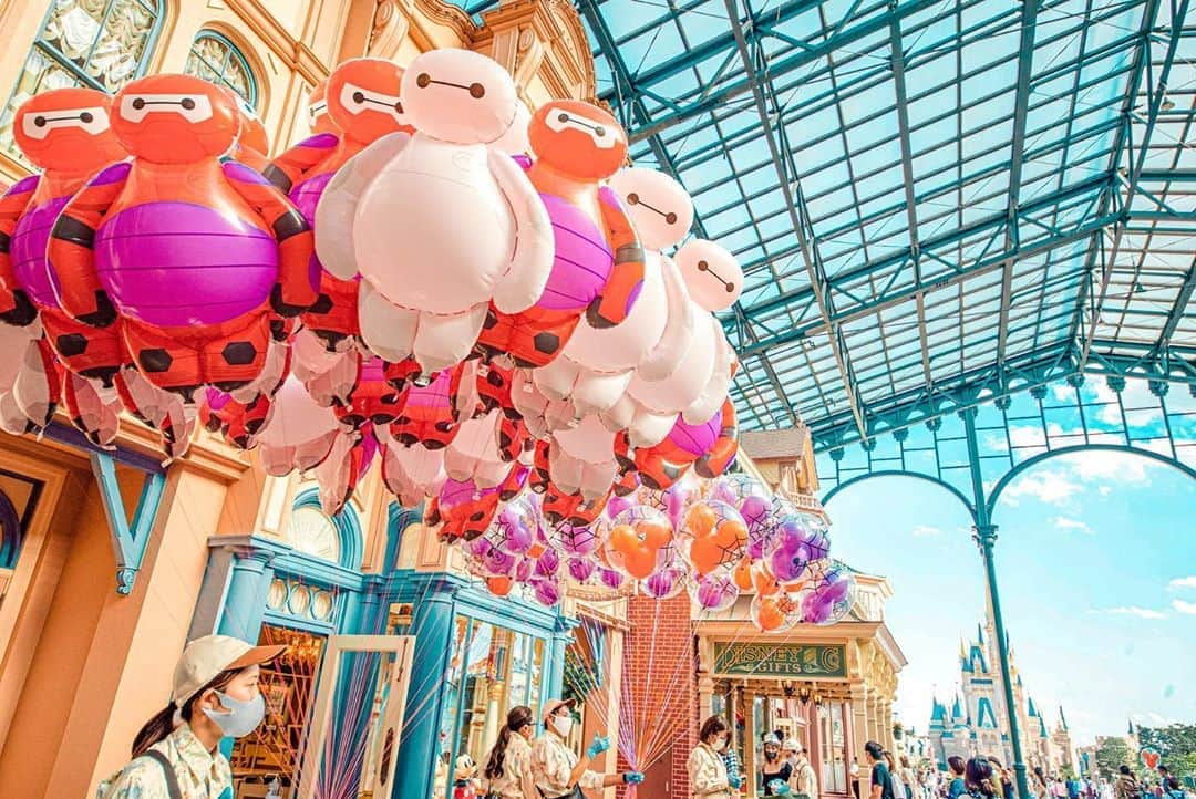 Kahoさんのインスタグラム写真 - (KahoInstagram)「. . New balloons in TDL 🤖🎈. . 新エリアのグランドオープン当日. 9月28日から新発売された. ベイマックスの風船🥺✨✨✨. . ベイマックス  そのものの形してるのが. なんとも愛おしい…🥺❤️ これは欲しい…😭❤️. . .  #disney #disneyland #tokyodisneyresort #tdr #tdl #disneygram #instadisney#disneyparks #disneyfan #disneyphoto #disneypic  #Disneyside #Disneylove #tokyodisneyland #disneylandtokyo  #tokyodisneyland#disneyphotography #japan_of_insta #japan_day _view #disneylandtokyo #disneylandjapan #baymax #ベイマックスのハッピーライド #ニューファンタジーランド #bighero6 #japan_daytime_view  #東京ディズニーリゾート #東京ディズニーランド #ディズニー #ディズニー風景#ベイマックス  #newfantasyland」9月30日 12時05分 - kah05disney