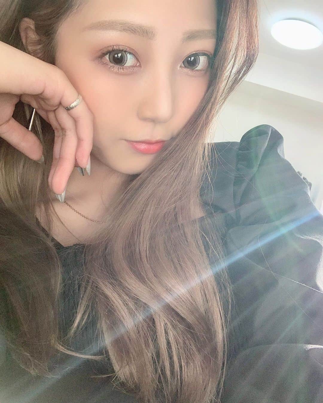 のインスタグラム：「光がすごいんじゃ〜✨ ． ． ． #光盛れ #自撮り #selfie」