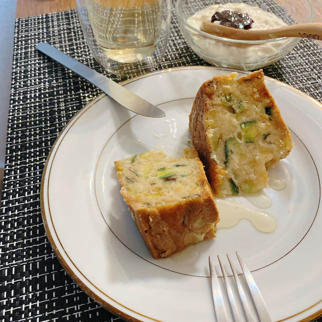 岡村咲さんのインスタグラム写真 - (岡村咲Instagram)「優雅な朝ごはんを心がけております🍽最近元気な日が多く、逆に無理し過ぎてしんどくなったりしていたので、ストレス発散のひとつとして、優雅な朝食をとっておりました❤️張り切って昨夜作った鳴門金時のパウンドケーキ🍠なのに、なのに。右耳が聞こえづらく耳鳴りもひどくて…一気食いして病院へ…。まだ結果待ってます💦あー。私の優雅な朝食返してくれ〜😭 #グルテンフリー #saki_foodallergy」9月30日 12時18分 - sakiokamura_official