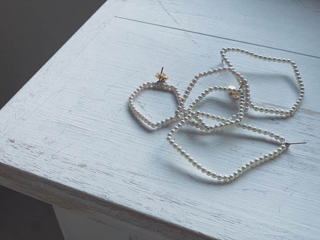 ジュジュのインスタグラム：「next👉👉👉♡ . . 様々な変形モチーフなパールaccessory♡ . 冬の必需品...🤲 今期はパールアクセサリーをモダンな形で...✨ . 最高級ガラスパールを使用して表現しているので、コックリカラーでいてツヤのあるパールがとっても綺麗✨ . . coming soon .  #AkariH#accessory#costumeaccessory#fashion#アクセサリー#アクセ#大振りアクセサリー#jewelry#ジュエリー#pierce#earring#ring#bracelet akarih#akarihchic#アカリ#アカリチック#Akarih#アカリ #2020ss#ss collection#www.akari-h.jp#hrkフク」