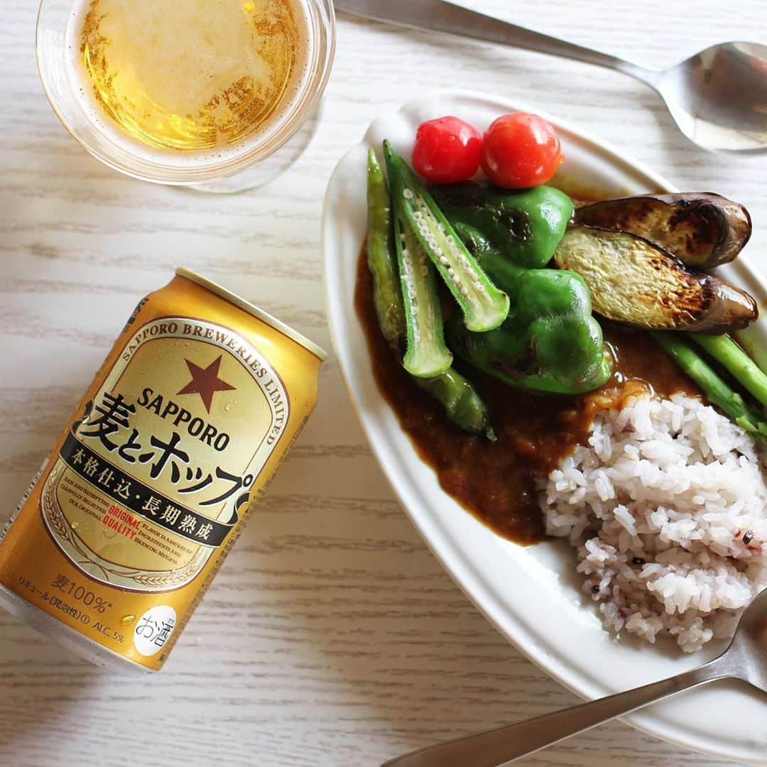 サッポロビールさんのインスタグラム写真 - (サッポロビールInstagram)「☆ 麦とホップと野菜たっぷりカレー🍛  ＝＝＝＝＝＝＝＝＝＝＝＝＝＝  これでもかといれた野菜も カレーと食べると進む進む。 麦とホップもぐびぐびいきます🍺  明日のカレーも絶対おいしい。 これだからカレーはやめられない🥄  ＝＝＝＝＝＝＝＝＝＝＝＝＝＝ #麦とホップ _ #ビール #今日の夜ご飯 #本格料理 #男飯 #おうち飲み #カレーづくり #本格カレー #本格料理 #カレー #キーマカレー #カレーライス #カレーマニア#手作りカレー #カレーレシピ #絶品グルメ #おうちごはん #今日の一杯 #いただきます #レシピ#料理男子 #仕事終わりの一杯 #野菜料理 #野菜レシピ #野菜カレー #レシピ _ #サッポロ #サッポロビール #sapporobeer #乾杯をもっとおいしく」9月30日 12時23分 - sapporobeer.jp