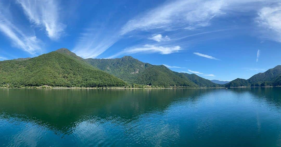 高松いくさんのインスタグラム写真 - (高松いくInstagram)「Supの上からの景色(実際は360度)  漕いで風、水の音を感じ  これを見ながら  体を動かすSupYoga  改めまして  SupがSupYogaが大好きです  自然て、最高だ  家契約しないで  テント持って生きていきたい  来て良かった  #sup #cruise #yoga #supyoga #nature #camp #山　#湖　#森林浴　#鳥の声」9月30日 12時30分 - iku_takamatsu_trip_sup_yoga