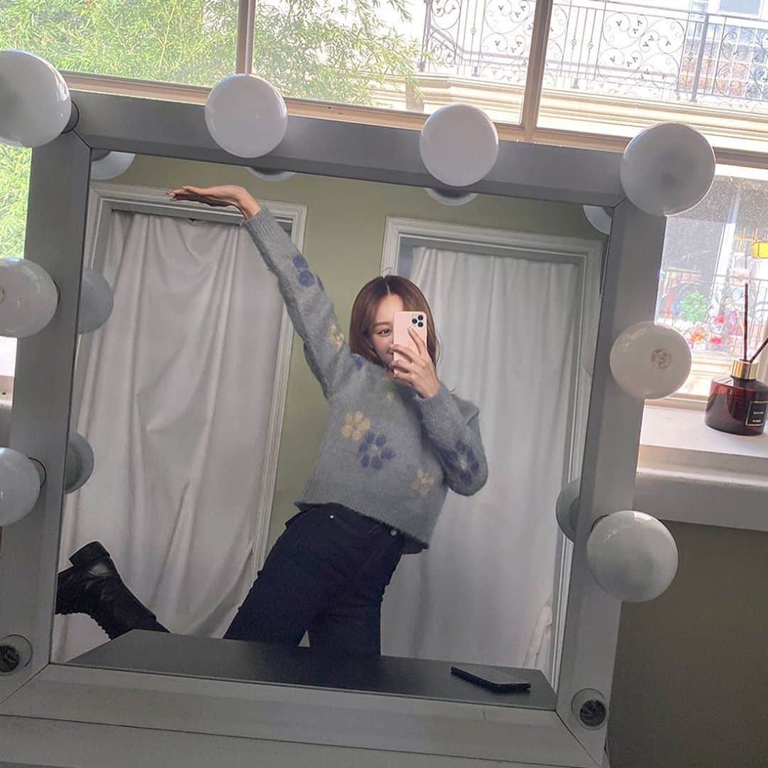 Chuuさんのインスタグラム写真 - (ChuuInstagram)「지금 사이트에서 인기 많은 플라워 가든 knit는 그레이 컬러도 있답니다💕  가을과 잘 어울리는 그레이 컬러, 가을에 좀 더 화사한 톤의 베이지 컬러!  어떤 컬러 구매해야 할 지 모르겠다면 두 가지 컬러 모두 get!  #chuu#가을니트#모헤어니트」9月30日 12時33分 - chuu_official