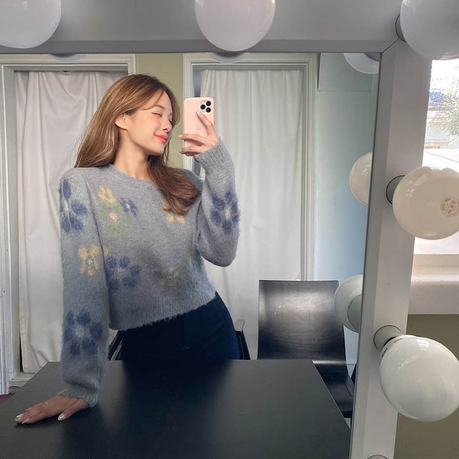 Chuuのインスタグラム：「지금 사이트에서 인기 많은 플라워 가든 knit는 그레이 컬러도 있답니다💕  가을과 잘 어울리는 그레이 컬러, 가을에 좀 더 화사한 톤의 베이지 컬러!  어떤 컬러 구매해야 할 지 모르겠다면 두 가지 컬러 모두 get!  #chuu#가을니트#모헤어니트」