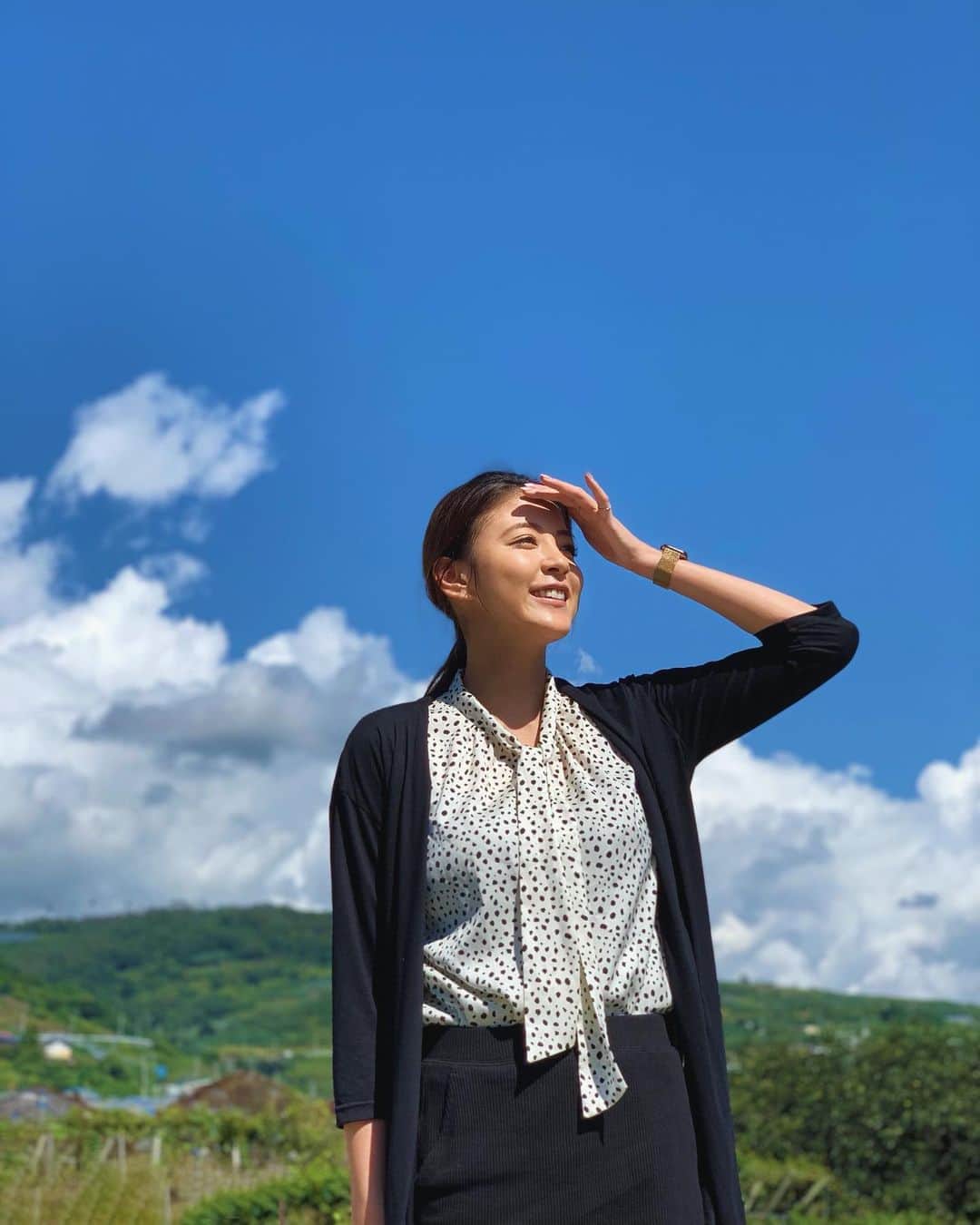 源崎トモエのインスタグラム：「天気良きだね〜☀️🌈 旅行中も悪天候予報だったけど お天気に恵まれてすごい気持ちよかった🤗 . #快晴 #快晴☀️ #青空 #気持ちいい  #sunny #sunnyday #sky #travel」