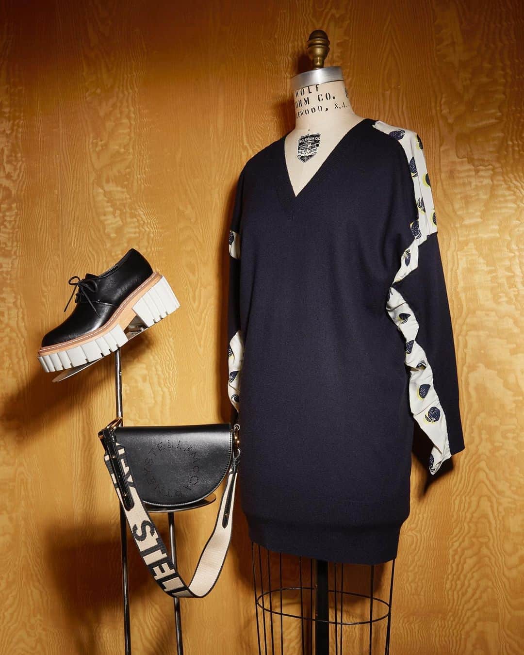 BARNEYS NEW YORKさんのインスタグラム写真 - (BARNEYS NEW YORKInstagram)「＜ステラ マッカートニー＞のニットドレス。オレンジモチーフのプリントをほどこしたシルク生地との異素材のコンビネーションが、秋の着こなしにアクセントを加えます。  #stellamccartney #knit #knitdress #womensfashion #womenstyle #coordinate #dress #shoes #bag #ステラマッカートニー #barneysnewyork #barneysjapan #バーニーズニューヨーク」9月30日 12時35分 - barneysjapan