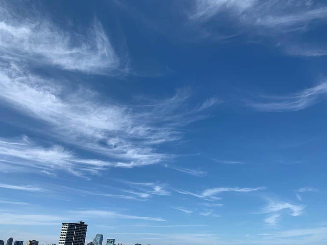 香川絵馬さんのインスタグラム写真 - (香川絵馬Instagram)「空が綺麗すぎて 感動した感じの、こんにちは😊  深呼吸するだけで幸せになるなぁ。  今日も穏やかな一日を😊」9月30日 12時45分 - ema_kagawa