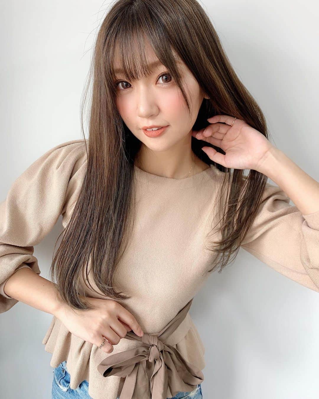 いっちゃん/嶋津 いつみのインスタグラム：「. . @miia_official  の秋服GETしたよー🙌🏻❤️ . . . . 裾がペプラムになってて 肩部分はパフスリーブになってるから miiaらしいかわいい感じのデザインになっておりますー😎💓 . . . . そしてそして‼︎ 今日9/30にmiiaのZOZOTOWNがリニューアルオープンしました👏🏻✨ . . . なんとリニューアルオープン日の9/30限定で 2000円オなんやって‼︎🥺💓 . . . お得過ぎる…。 . . . . 今日だけの限定やから 気になる人は急いでチェックしてね😫💨💨💨 . . . . . . #miia 関西  #関西サロモ  #サロンモデル #サロモ #いっちゃん  #フリーモデル #関西モデル  #あざといっちゃん #かわいっちゃん #いっちゃんコーデ #ブライダルモデル #アレンジモデル #ヘアカラー  #ヘアアレンジ #くしゃ顔」