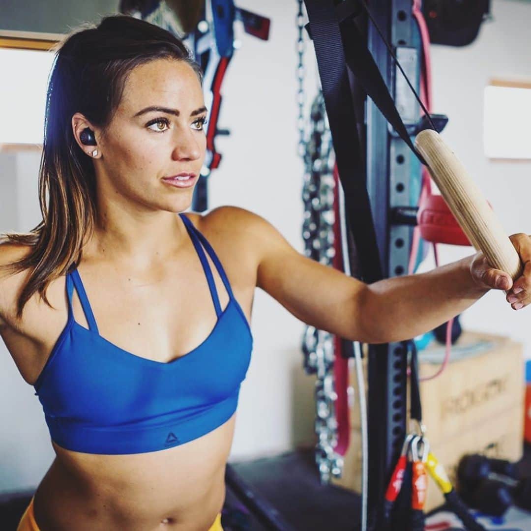 Camille Leblanc-Bazinetさんのインスタグラム写真 - (Camille Leblanc-BazinetInstagram)「❌ GIVE AWAY❌  SO EXCITED to be part of the @esc_sounds family 😭🙌🏽⭐️♥️ “  And because of that we are giving a way a pair of wireless headphones 🎧 🎶👊🏽 “ HOW to win!!   “  1- follow @esc_sounds and @camillelbaz  2- like this post 3- tag a friend in the comment = 1 entry (unlimited entry) “  Winner will be announced Friday night 🤗🙌🏽⭐️」9月30日 12時42分 - camillelbaz