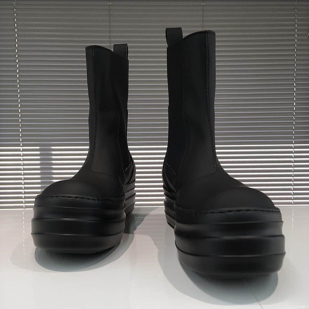 エリミネイターさんのインスタグラム写真 - (エリミネイターInstagram)「20AW RICK OWENS DRKSHDW Double sole shoes Re-stock at ELIMINATOR store and online . Price : ¥69,000 ( without tax ) . #rickowens #drkshdw #art #newcollection #aw20 #aw20collection #20aw #josephbeuys #kansaiyamamoto #davidbowie #eliminator #tokyo #daikanyama #sneakers #kicks #military #fashion #ryojiikeda #rickowensdrkshdw #style #black #culture #architecture」9月30日 12時44分 - eliminator_tokyo