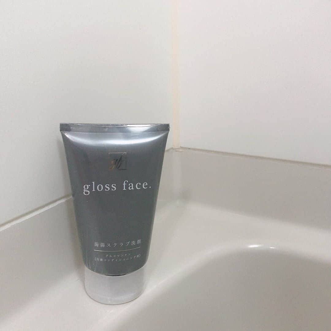 のインスタグラム：「スクラブこんにゃく洗顔🐈  gloss face.（グロスフェイス） @mishcompany   植物性１００％こんにゃくを使用😳 つっぱらず肌の潤いが🙆‍♀️🤔✨  スクラブだから週1〜2回くらいの使用🎶  ざらつきの気になる全身にも使えるよー！⭐️  #グロスフェイス #gloss face. #こんにゃくスクラブ洗顔 #くすみ #保湿 #黒ずみ #無添加 #天然素材 #植物性 #こんにゃく#スクラブ#株式会社MISH」