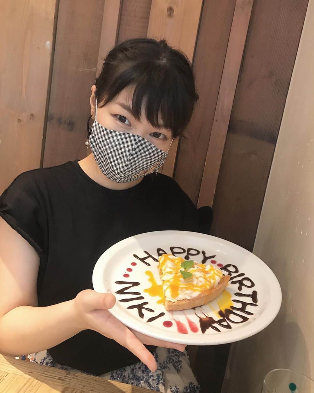 板橋よしえのインスタグラム：「. @miiikiiicom ちゃん ＨＡＰＰＹ ＢＩＲＴＨＤＡＹ🎂 おめでとう🥳👏🎉  本当は2月がお誕生日のミキちゃん。コロナでずーっとお祝い出来ていなかった･･･やっとお祝い出来てよかったよ🥺 (ケーキの名前、まさかのNIKIになってたけど😭!!!)  その昔。宝島社から刊行されていたファッション雑誌「CUTiE」でCandy Stripperの連載を7年近くやっていたのですが、その連載の後ろのページにミキちゃんのバンドSUPERCARの連載があって、ミキちゃんやSUPERCARのことを知り、そこからご縁あって仲良くなってからは、地元の同級生に会うような感覚で会える存在に👭 当時はクールでとんがった印象のミキちゃんでしたが、実際はとってもシャイでキュートなのです☺️💛」