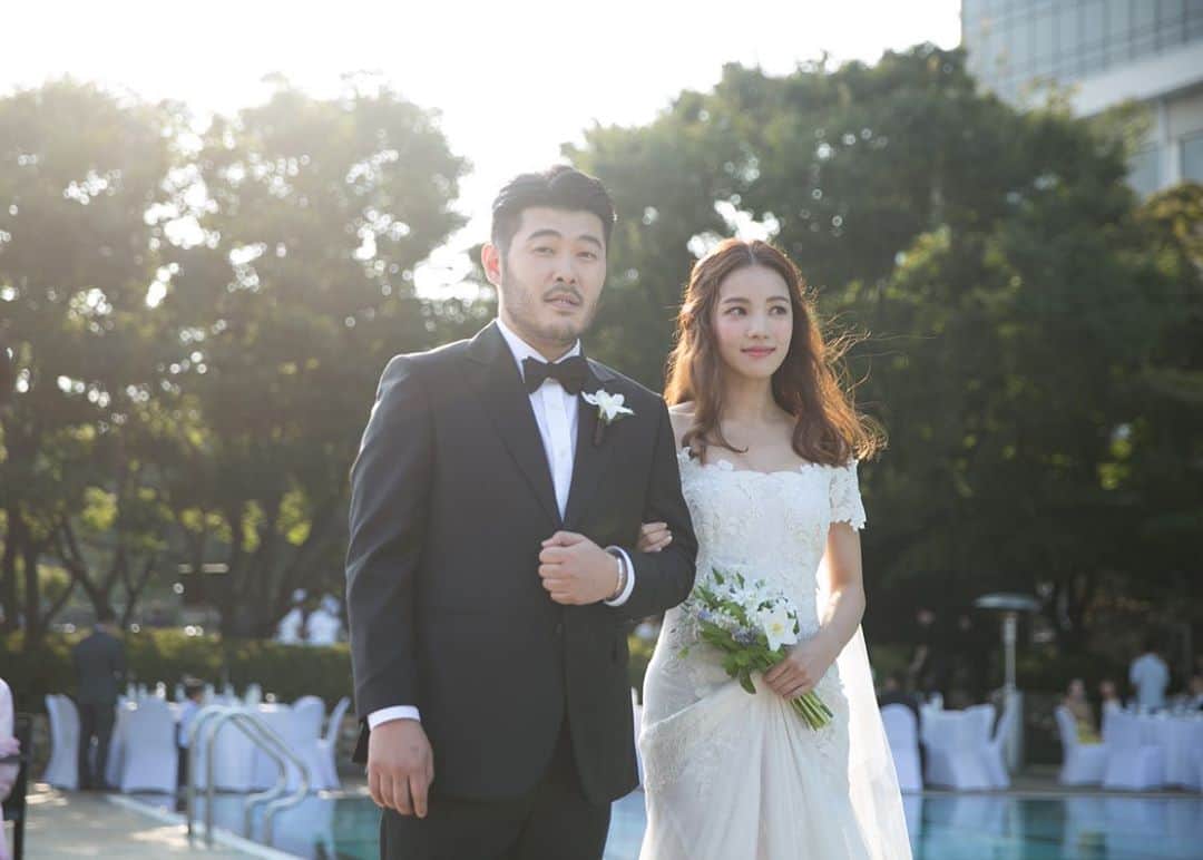 キム・ギバンのインスタグラム：「. 결혼기념일~3주년! 축하해~~ 우리가 서로 가끔 하는 얘기! "또 하고 싶다!!니랑~💚"ㅋㅋ . 모두 추석연휴 행복하게 보내셔요~^^ . #희바라기방  #결혼기념일  #둘만은마지막인결기🤣 #진짜이쁘네우리희바리😍」