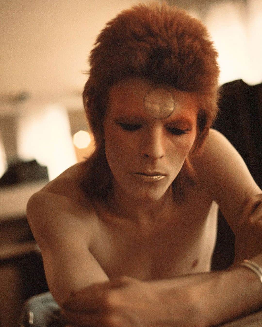 HYPEBEASTさんのインスタグラム写真 - (HYPEBEASTInstagram)「@hypebeastart: A selection of rare and unseen images of David Bowie on tour across the early seventies is set to appear in an exhibition at the Brighton Museum and Art Gallery. Entitled “Rock ‘n’ Roll With Me Bowie/MacCormack 1973-76,” the shots were taken by his childhood friend Geoff MacCormack and capture Bowie in a time when he was at his creative peak. It includes snapshots from the ‘The Man Who Fell to Earth’ film Bowie starred in, as well as scenes on the Trans-Siberian Express and other intimate never-before-seen shots. Head to the link in our bio for more details. The exhibit is set to run from October 17 through to June 6.⁠⠀ Photo: Geoff MacCormack」9月30日 13時02分 - hypebeast