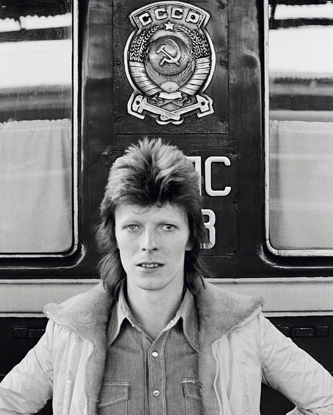 HYPEBEASTさんのインスタグラム写真 - (HYPEBEASTInstagram)「@hypebeastart: A selection of rare and unseen images of David Bowie on tour across the early seventies is set to appear in an exhibition at the Brighton Museum and Art Gallery. Entitled “Rock ‘n’ Roll With Me Bowie/MacCormack 1973-76,” the shots were taken by his childhood friend Geoff MacCormack and capture Bowie in a time when he was at his creative peak. It includes snapshots from the ‘The Man Who Fell to Earth’ film Bowie starred in, as well as scenes on the Trans-Siberian Express and other intimate never-before-seen shots. Head to the link in our bio for more details. The exhibit is set to run from October 17 through to June 6.⁠⠀ Photo: Geoff MacCormack」9月30日 13時02分 - hypebeast