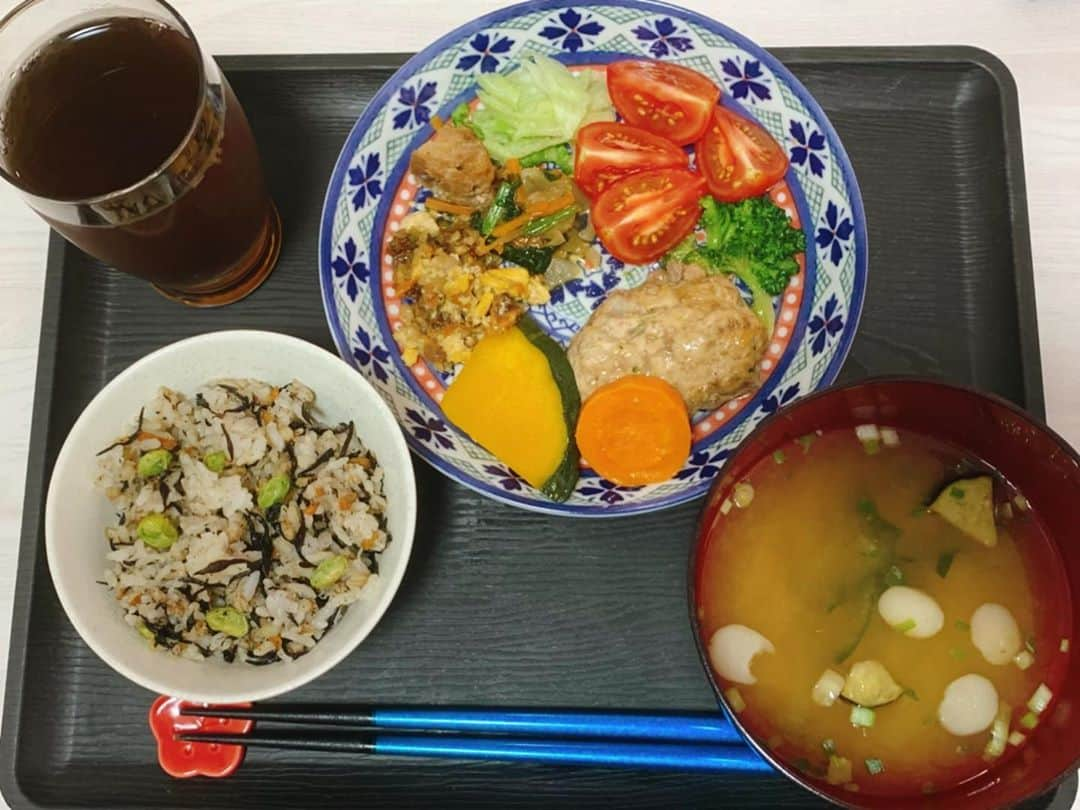 らむめろさんのインスタグラム写真 - (らむめろInstagram)「昨日は @fitfood_home から届いた﻿ 一流シェフ監修の無添加冷凍食品を﻿ 試食してみたよん🍽💓﻿ ﻿ 今回食べたのは﻿ ◎もち麦枝豆ご飯﻿ ◎バター醤油ハンバーグ﻿ ﻿ こだわりのだしが使われてて﻿ 美味しい上に栄養面もバッチリ🥦﻿ ﻿ さらに国産素材、無農薬米で安心安全✨﻿ ﻿ ＂働くママ・共働き夫婦・介護等、毎日忙しいけど食べることは大切にしたい、大切な人に美味しく健康的なものを食べてもらいたい＂﻿ という思いのもと作られてるんやって🍱﻿ ﻿ 献立を考える手間が省けて、﻿ それぞれのライフスタイルに合った食事を﻿ 選べるからおすすめ❣️﻿ ﻿ ﻿ ﻿ #fitfoodhome #tavenal #おかずプレート #サプリごはん #健康ごはん #栄養士監修 #シェフ監修 #手作りごはん #冷凍食品 #無添加調理 #宅食」9月30日 13時03分 - ramumero_