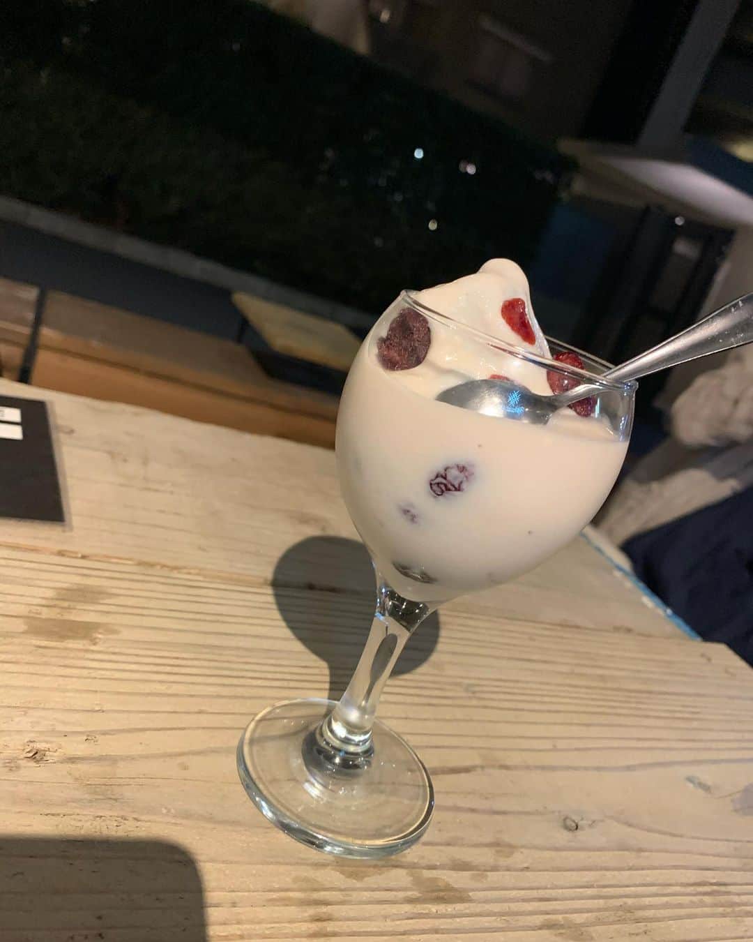 のインスタグラム：「@hug_town のヨーグルトのデザートと、バターチキンカレー✨  両方めっちゃ美味しかった〜😍  涼しくなってきたので、テラスが心地よいね🍂  #nokuchilab #溝ノ口 #terrace #アサイーヨーグルト #acai #yogurt #dessert #curry #butterchicken #butterchickencurry  #cafe #healthyfood #yummyfood #yumyumyum」