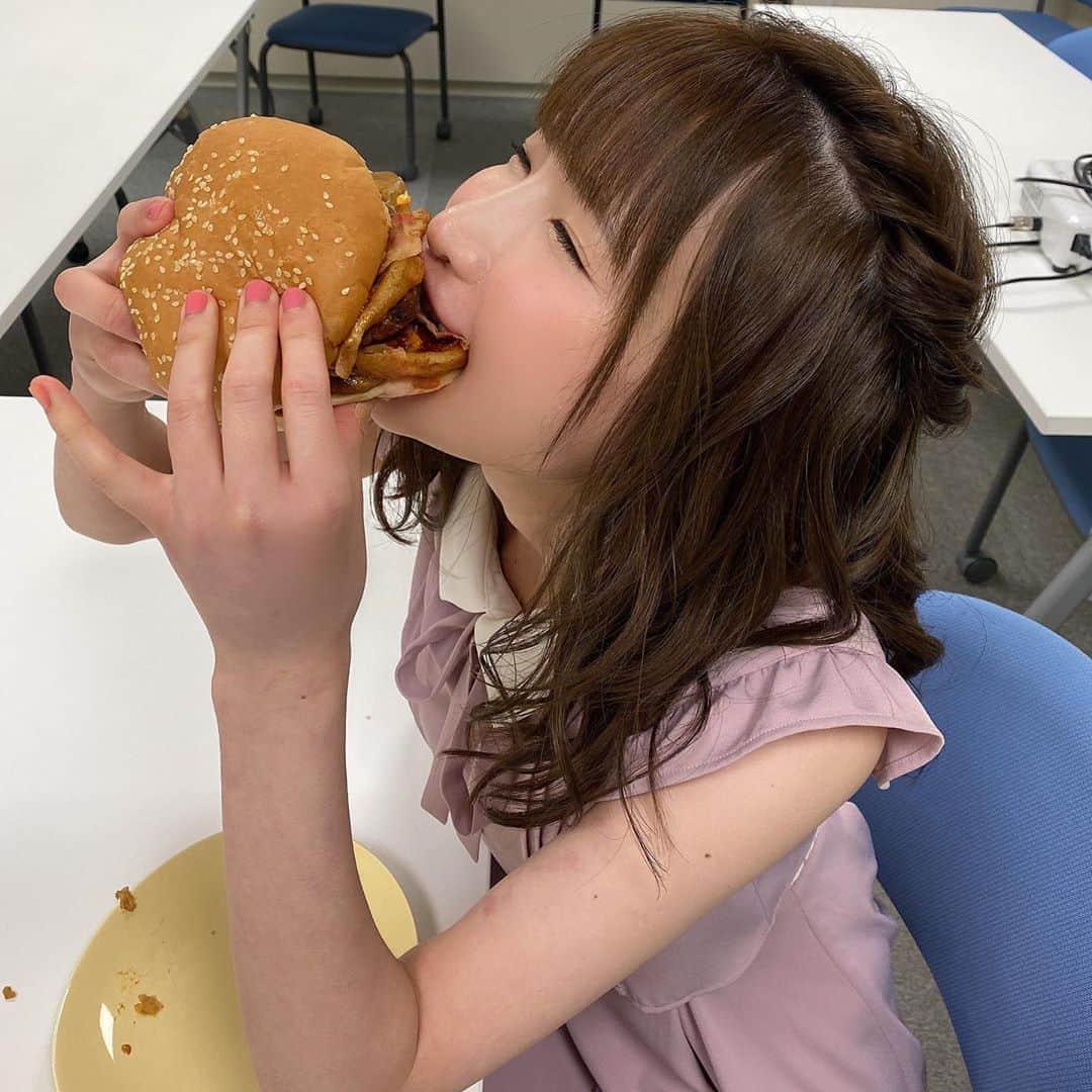 もえのあずきさんのインスタグラム写真 - (もえのあずきInstagram)「食べたい？🐶  #ワッパー#ハンバーガー#hamburger#ハンバーガー大好き #ハンバーガー女子 #大食い#大食い女子 #フードファイター#フードファイタータベル #大食い選手権 #もえあず」9月30日 13時00分 - moeazukitty