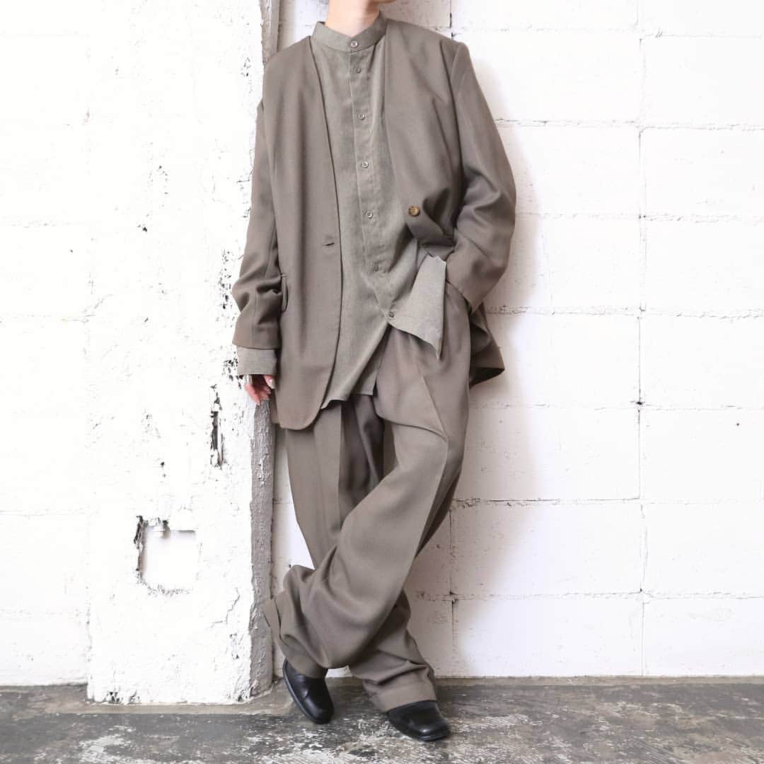 吉祥寺 古着屋 Orfeoのインスタグラム：「Collarless Jacket Setup  #orfeo #kichijoji #tokyo #vintage #used #fashion #coordinate #outfit  お問い合わせはインスタグラムのプロフィール掲載のメールアドレスにお願いいたします。コメント、DMでのお問い合わせは受け付けておりませんのでご了承ください。 ONLINE SHOPの商品も店頭にてご購入頂けます。気になる商品がございましたらスタッフにお声掛けください。  新型コロナウィルス感染拡大防止策を徹底した上で営業をしております。マスクの着用、入店時にアルコールでの消毒をお願いいたします。」