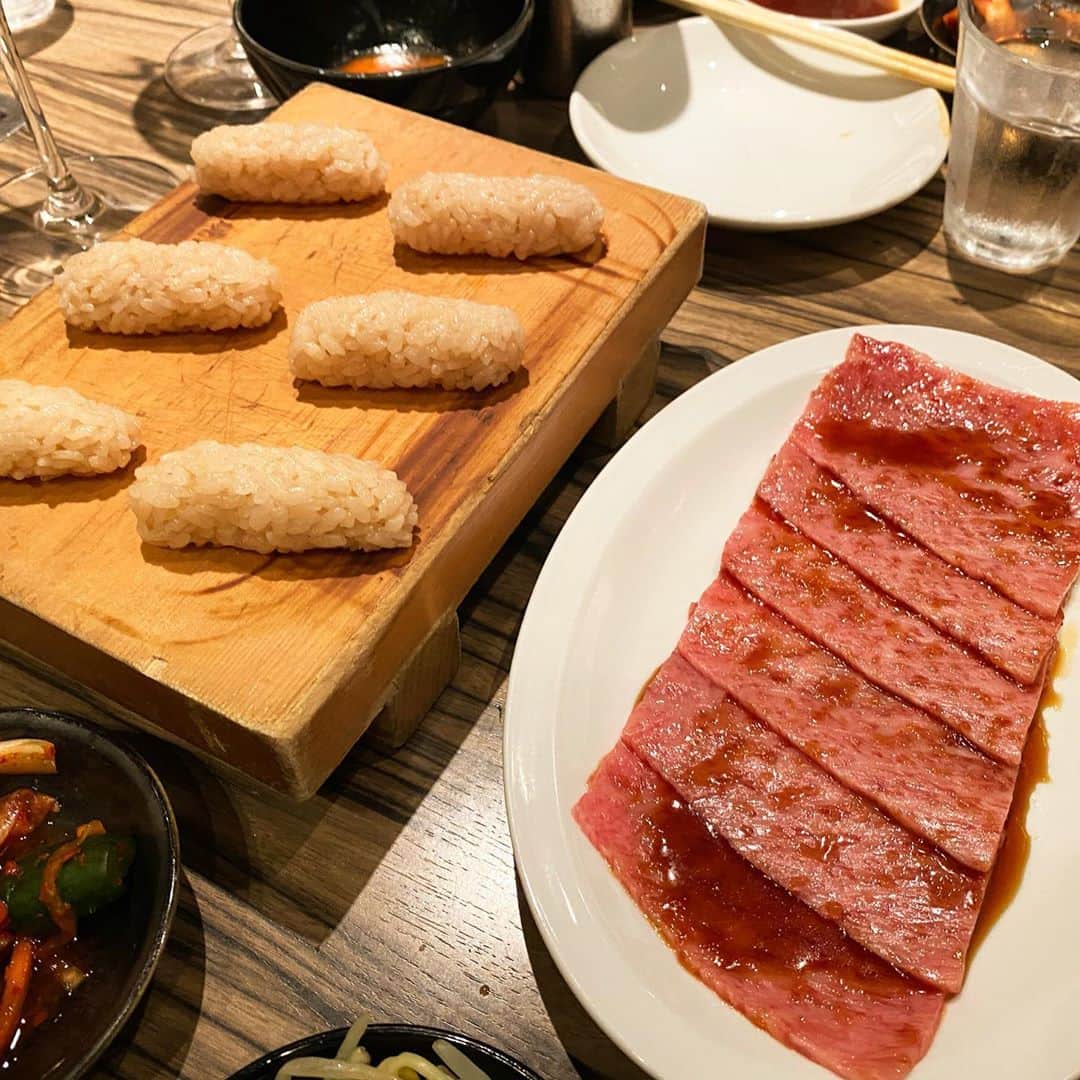 東京外食女さんのインスタグラム写真 - (東京外食女Instagram)「#本郷三丁目 #焼肉ジャンボはなれ . . カツ煮と肉寿司！ . . 本当に美味しかった。 . 冷麺と牛ご飯とカツ煮で せめぎ合う…。 . . 本当は焼肉すら ライス大盛りで いきたいのだが 〆が魅力的すぎて Goできない。 . . カツ煮も本当は オンザライス希望。 . . 一度牛ご飯を持ち帰りつつ 現地では別のものに 集中したけれどやはり その場に勝るもの無し。 . . 肉を減らせばいいのか？ . . でも肉は肉で楽しみたいや！ . . . はなれのベストプランを 見つけるまで絶対に諦めない！ . . .  #東京外食女  #焼肉 #本郷三丁目焼肉 #焼肉ジャンボ #焼肉ジャンボはなれ #個室焼肉 #2名まではカウンター #本郷三丁目グルメ #グルメ好きな人と繋がりたい  #グルメ #東京グルメ #冷麺が美味しい #japanesefood  #japanesestyle  #yakinikujambo  #beeflover」9月30日 13時01分 - himeno_0729