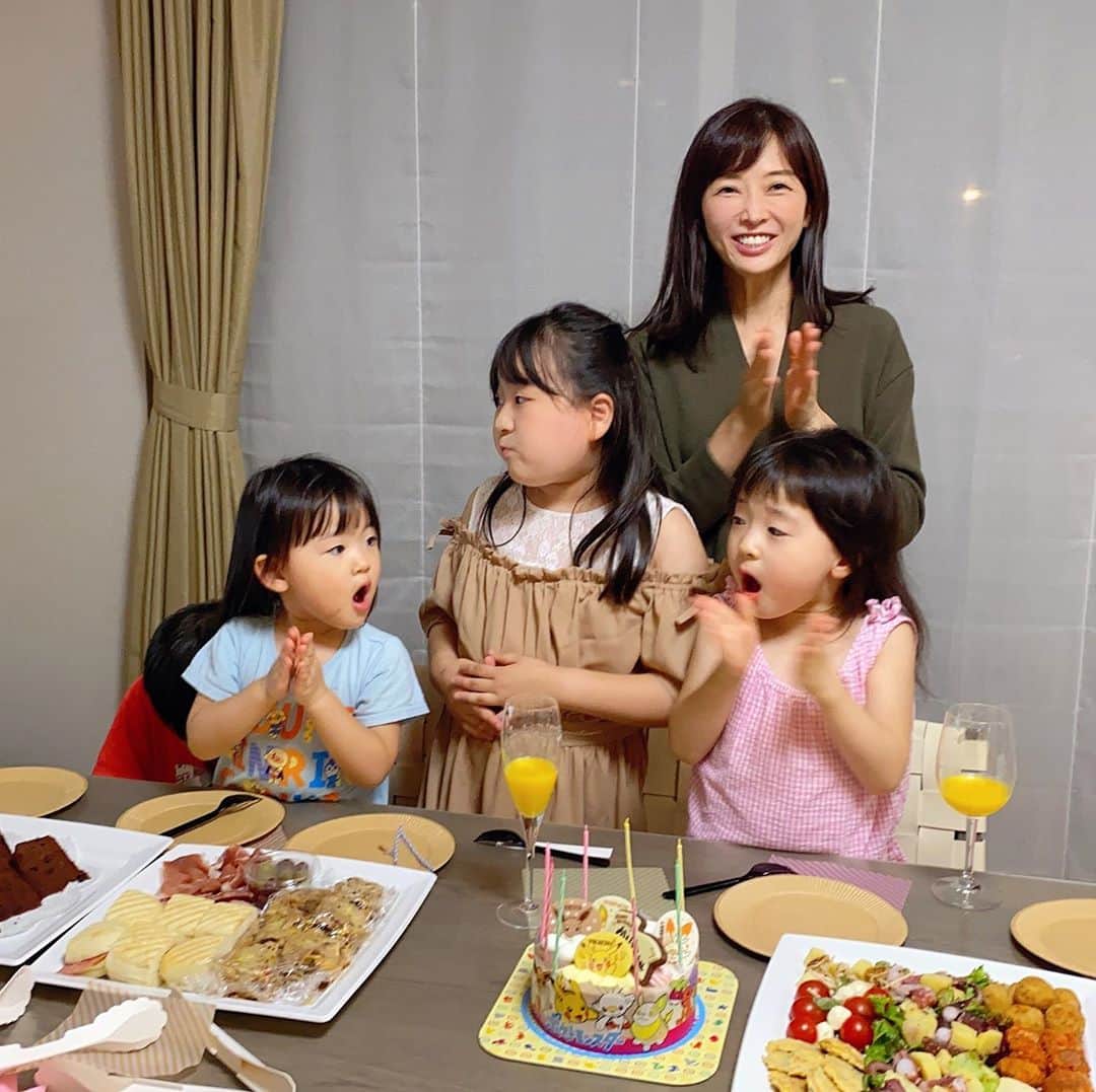 高村凛さんのインスタグラム写真 - (高村凛Instagram)「香里奈の誕生日パーティー🎉  8歳になりました❗️ お祝いはいつも楽しいね🎂🥂🎂 素敵な1年になりますように❤️  #誕生日パーティー」9月30日 13時06分 - rin_takamura