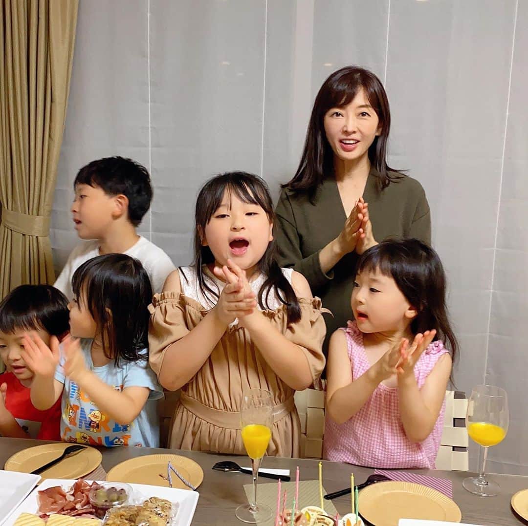 高村凛さんのインスタグラム写真 - (高村凛Instagram)「香里奈の誕生日パーティー🎉  8歳になりました❗️ お祝いはいつも楽しいね🎂🥂🎂 素敵な1年になりますように❤️  #誕生日パーティー」9月30日 13時06分 - rin_takamura