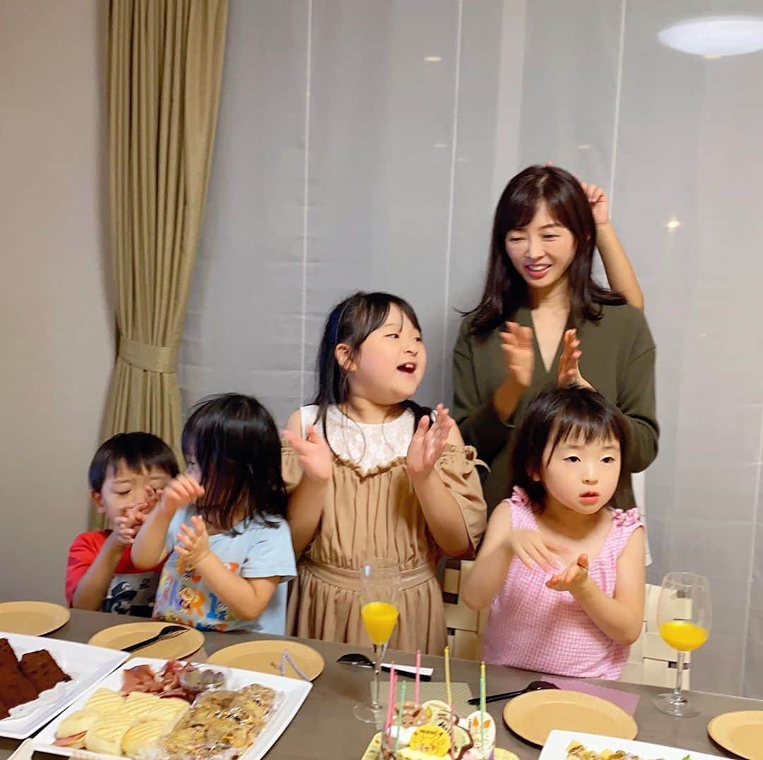 高村凛さんのインスタグラム写真 - (高村凛Instagram)「香里奈の誕生日パーティー🎉  8歳になりました❗️ お祝いはいつも楽しいね🎂🥂🎂 素敵な1年になりますように❤️  #誕生日パーティー」9月30日 13時06分 - rin_takamura